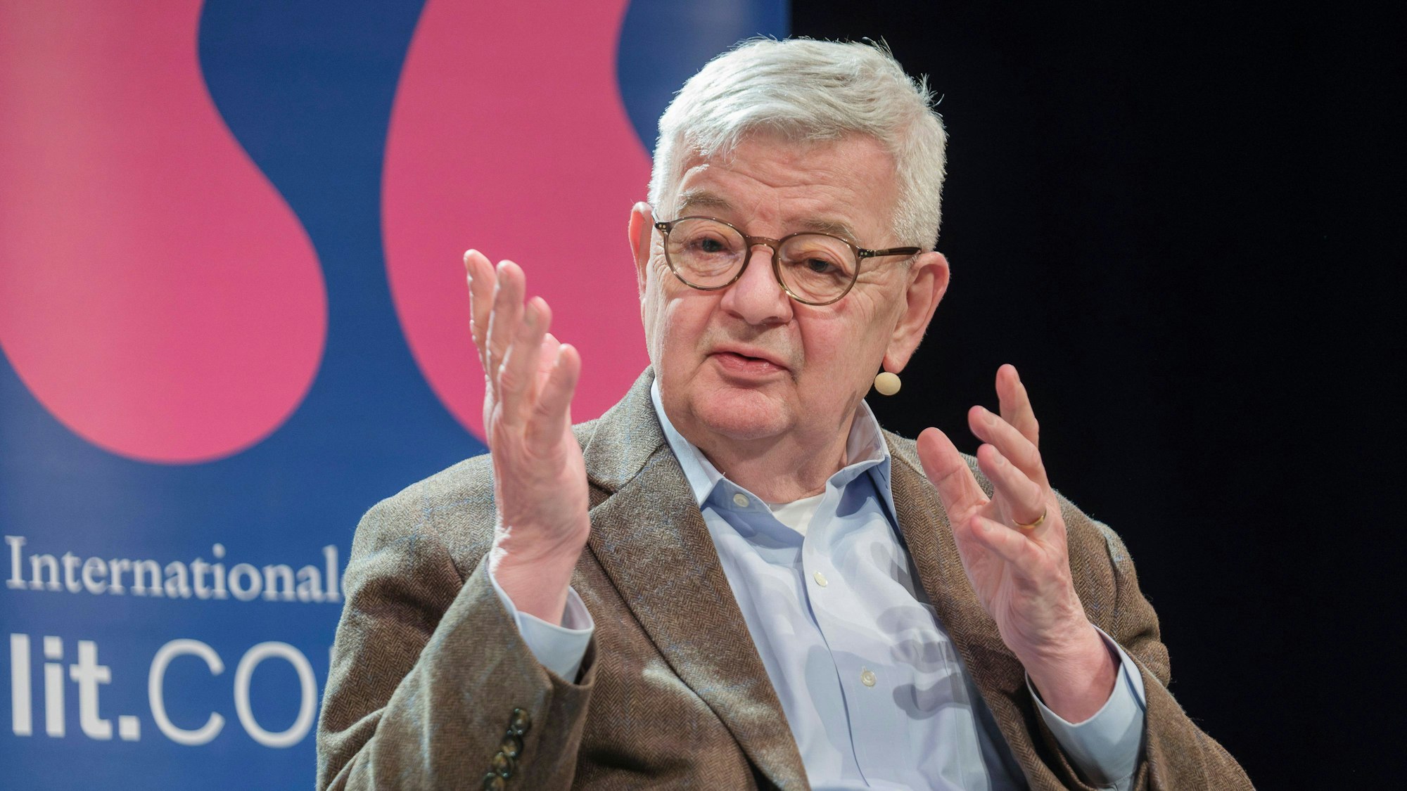 Der ehemalige Außenminister Joschka Fischer spricht bei der lit.COLOGNE über sein neues Buch „Die Kriege der Gegenwart“ im WDR Funkhaus.