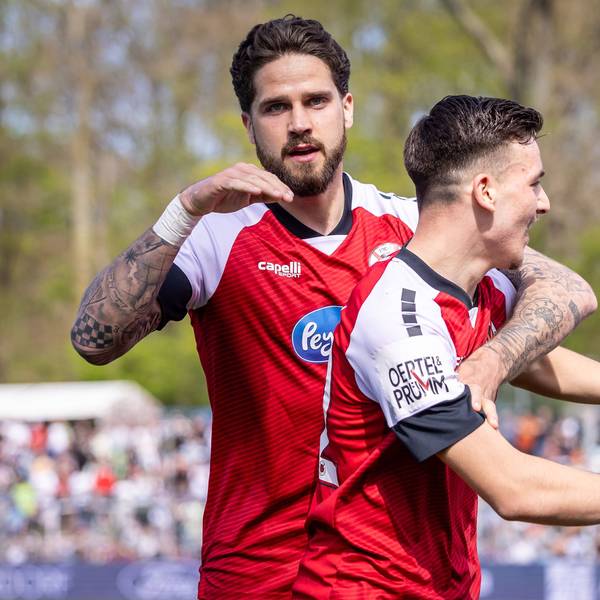 3. Liga: FC Viktoria Köln - SpVgg Unterhaching, 05.04.2025 Jubel bei Lex-Tyger Lobinger FC Viktoria Köln, 9 und Said El Mala FC Viktoria Köln, 22 Köln, 5.04.2025, 31. Spieltag der 3. Fußball-Liga, FC Viktoria Köln - SpVgg Unterhaching im Sportpark Hoehenberg in Köln. Die DFL-Bestimmungen verbieten die Verwendung von Fotografien als Bildsequenzen und / oder Quasi-Videos. *** 3 Liga FC Viktoria Köln SpVgg Unterhaching, 05 04 2025 Cheers for Lex Tyger Lobinger FC Viktoria Köln, 9 and Said El Mala FC Viktoria Köln, 22 Cologne, 5 04 2025, 31 Matchday of the 3 Football League, FC Viktoria Köln SpVgg Unterhaching at Sportpark Hoehenberg in Cologne The DFL regulations prohibit the use of photographs as image sequences and or quasi videos Copyright: xBEAUTIFULxSPORTS/LeahxKohringx