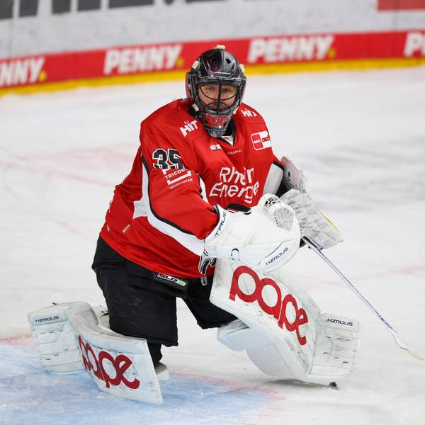 28.03.2025, Nordrhein-Westfalen, Köln: Eishockey: DEL, Kölner Haie - Pinguins Bremerhaven, Meisterschaftsrunde, Viertelfinale, 6. Spieltag, Lanxess Arena: Kölns Torhüter Julius Hudacek auf dem Eis in Aktion. Foto: Christoph Reichwein/dpa +++ dpa-Bildfunk +++