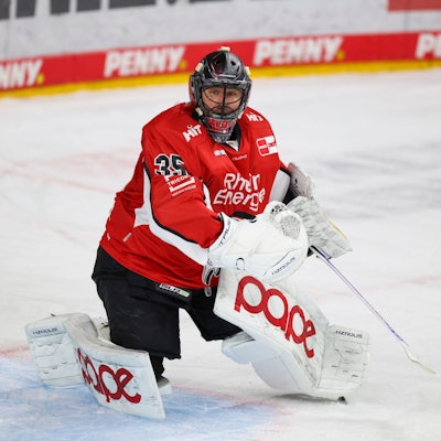 28.03.2025, Nordrhein-Westfalen, Köln: Eishockey: DEL, Kölner Haie - Pinguins Bremerhaven, Meisterschaftsrunde, Viertelfinale, 6. Spieltag, Lanxess Arena: Kölns Torhüter Julius Hudacek auf dem Eis in Aktion. Foto: Christoph Reichwein/dpa +++ dpa-Bildfunk +++