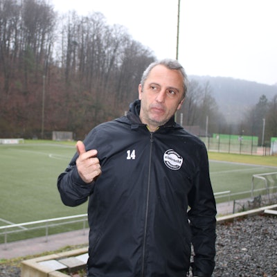 Iraklis Metaxas am Fußballplatz in Hohkeppel.