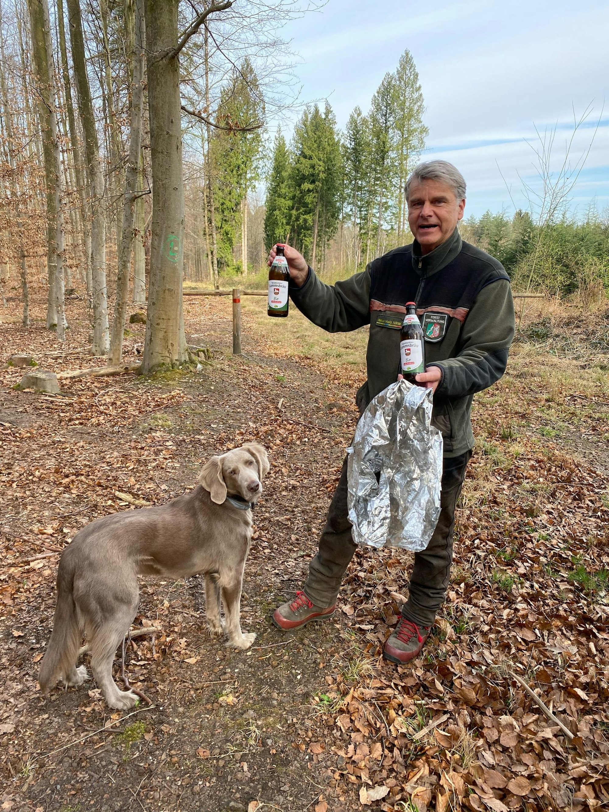 Auch Müll kann die Wälder langfristig schädigen. Das erklärt Förster Jürgen Greißner.