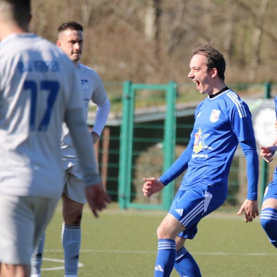 Ein Dahlemer Fußballer, der ein Tor geschossen hat, schreit seine Freude heraus.