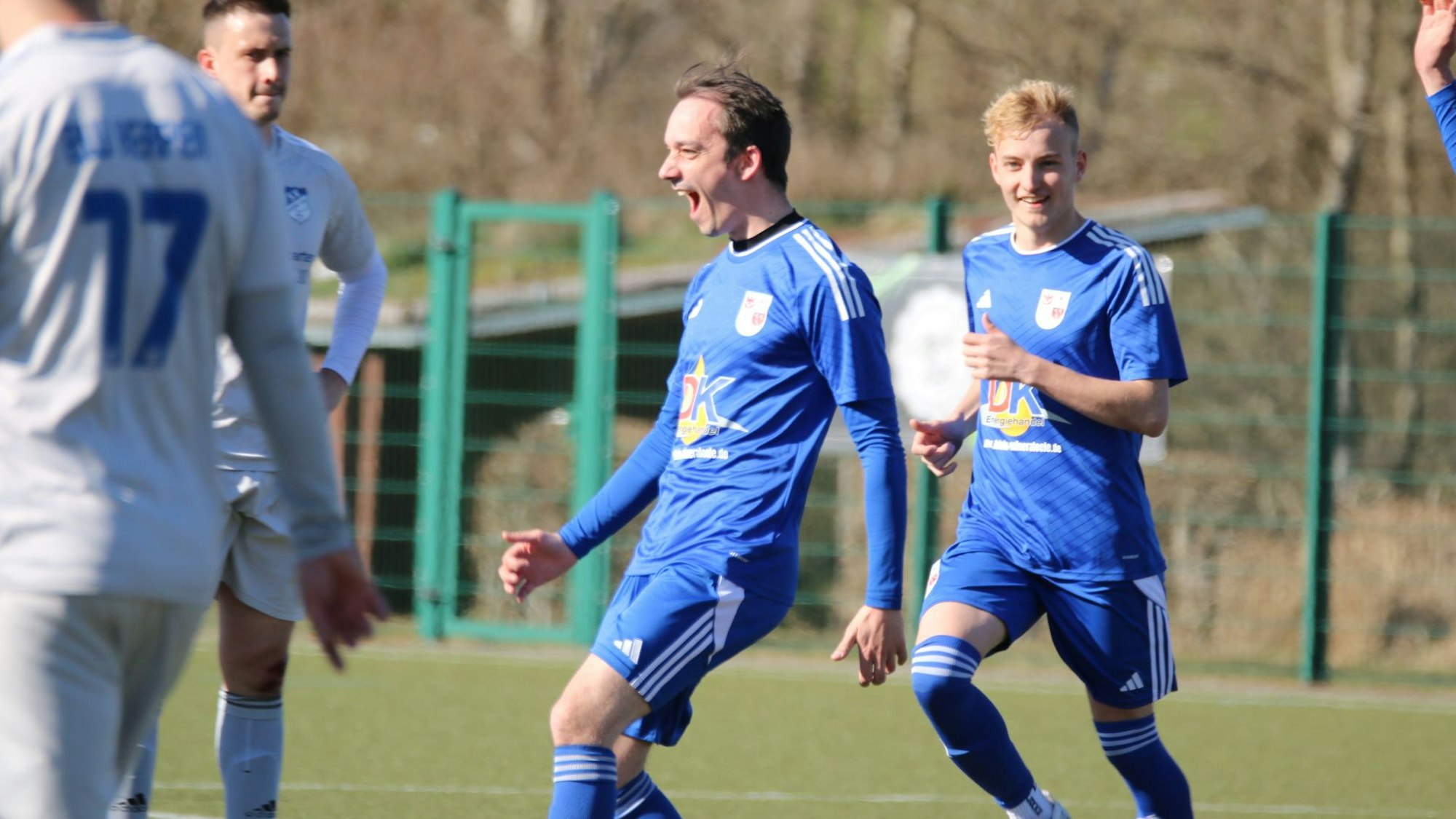 Ein Dahlemer Fußballer, der ein Tor geschossen hat, schreit seine Freude heraus.