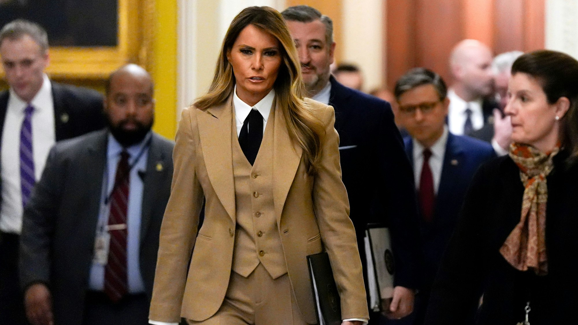 ARCHIV - 03.03.2025, USA, Washington: US-First Lady Melania Trump geht, gefolgt von Senator Ted Cruz, R-Texas, und dem Sprecher des Repräsentantenhauses Mike Johnson, R-La, am Montag, den 3. März 2025, durch das Kapitol in Washington, um ein Gesetz zu Online-Sicherheit zu unterstützen. (zu dpa: «Die neue Melania Trump») Foto: Julia Demaree Nikhinson/AP/dpa +++ dpa-Bildfunk +++