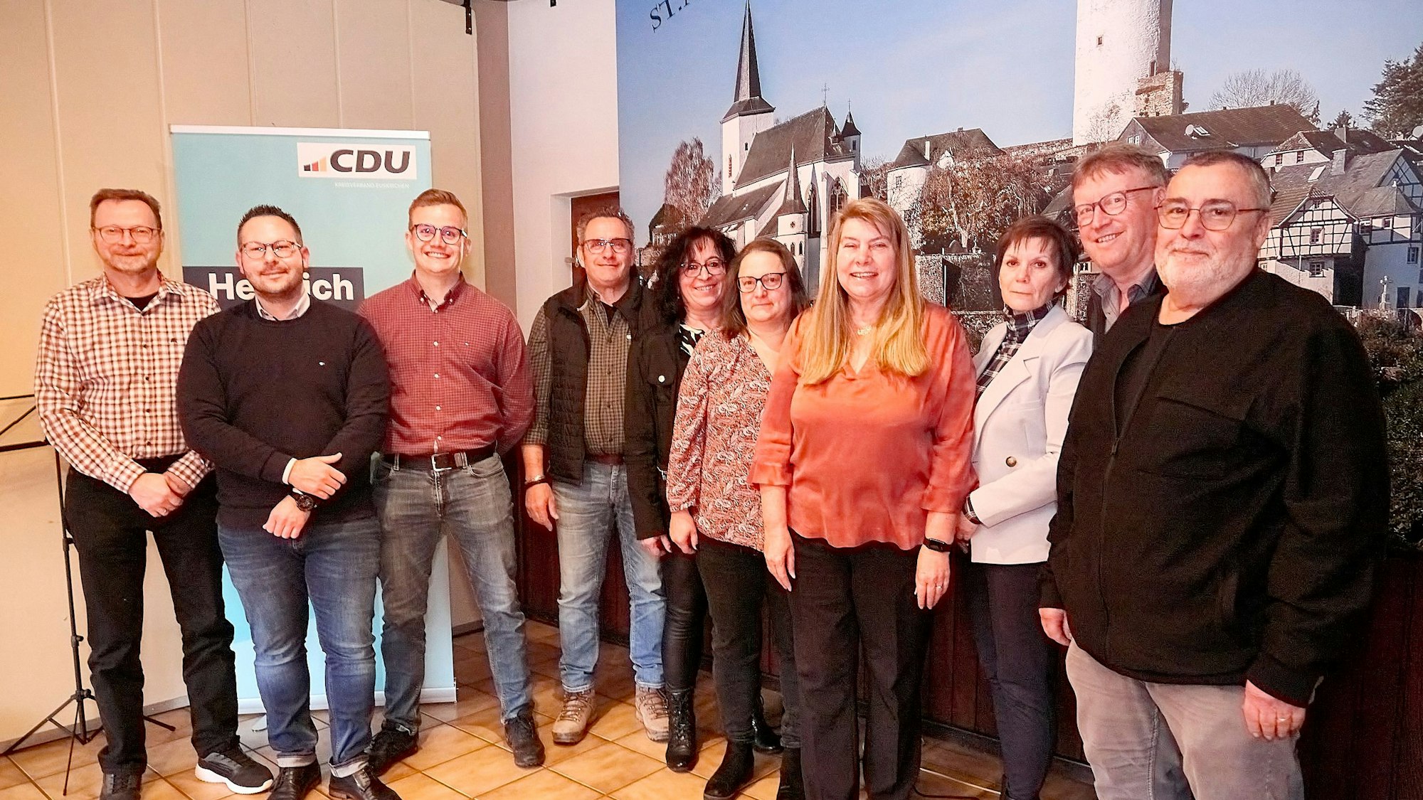 Das Bild zeigt Männer und Frauen, die sich für ein Gruppenbild nebeneinander aufgestellt haben.