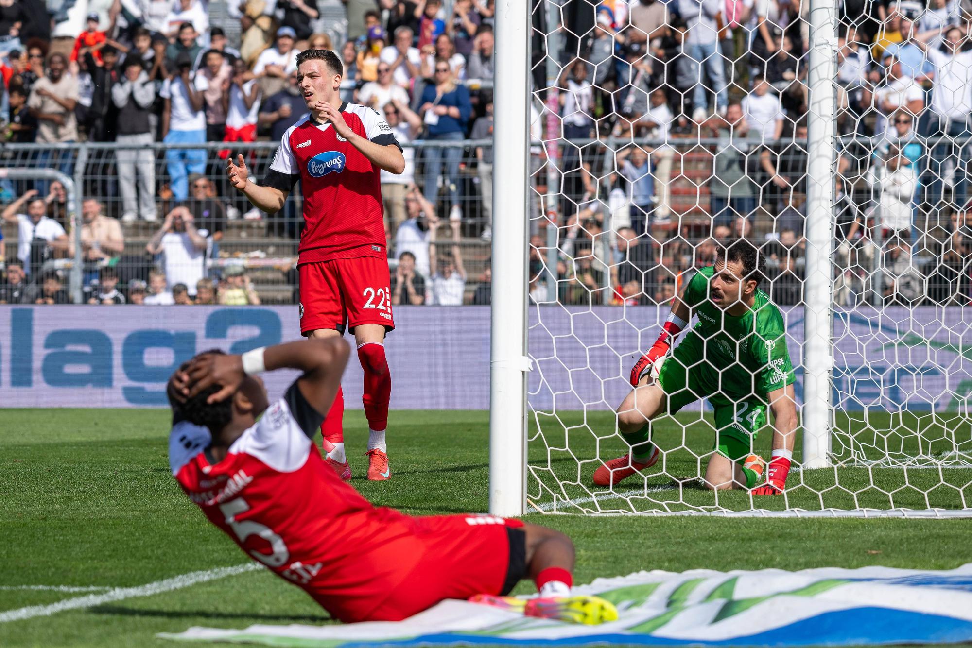 05.04.25, Fussball: 3. Liga, Saison 2024/2025, 31. Spieltag, Viktoria Koeln 1904 e.V. - SpVgg im Sportpark Hoehenberg in Koeln. Said El Mala Viktoria Koeln, 22 und Sidny Lopes Cabral Viktoria Koeln, 05 aergern sich nach einer vergebenen Chance. Wichtiger Hinweis: Gemaess den Vorgaben der DFL Deutsche Fussball Liga bzw. des DFB Deutscher Fussball-Bund ist es untersagt, in dem Stadion und/oder vom Spiel angefertigte Fotoaufnahmen in Form von Sequenzbildern und/oder videoaehnlichen Fotostrecken zu verwerten bzw. verwerten zu lassen. Foto: Kirchner-Media/Thomas Haesler *** 05 04 25, Soccer 3 Liga, Season 2024 2025, Matchday 31, Viktoria Koeln 1904 e V SpVgg im Sportpark Hoehenberg in Koeln Said El Mala Viktoria Koeln, 22 and Sidny Lopes Cabral Viktoria Koeln, 05 are annoyed after a missed chance Important note According to the regulations of the DFL German Football League or the DFB German Football Association, it is prohibited, to utilize or have utilized photographs taken in the stadium and or of the match in the form of sequential images and or video-like photo series Foto Kirchner Media Thomas Haesler Copyright: xKirchner-Media/ThomasxHaeslerx