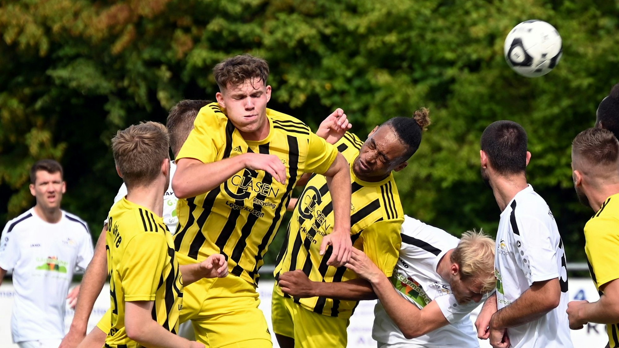 03.09.2023, Fussball-SV Schlebusch-Tus Mondorf
Kopfball von Niklas Engelke (links: Schlebusch)
mitte: Beni Kiwala (Schlebusch)
Foto: Uli Herhaus