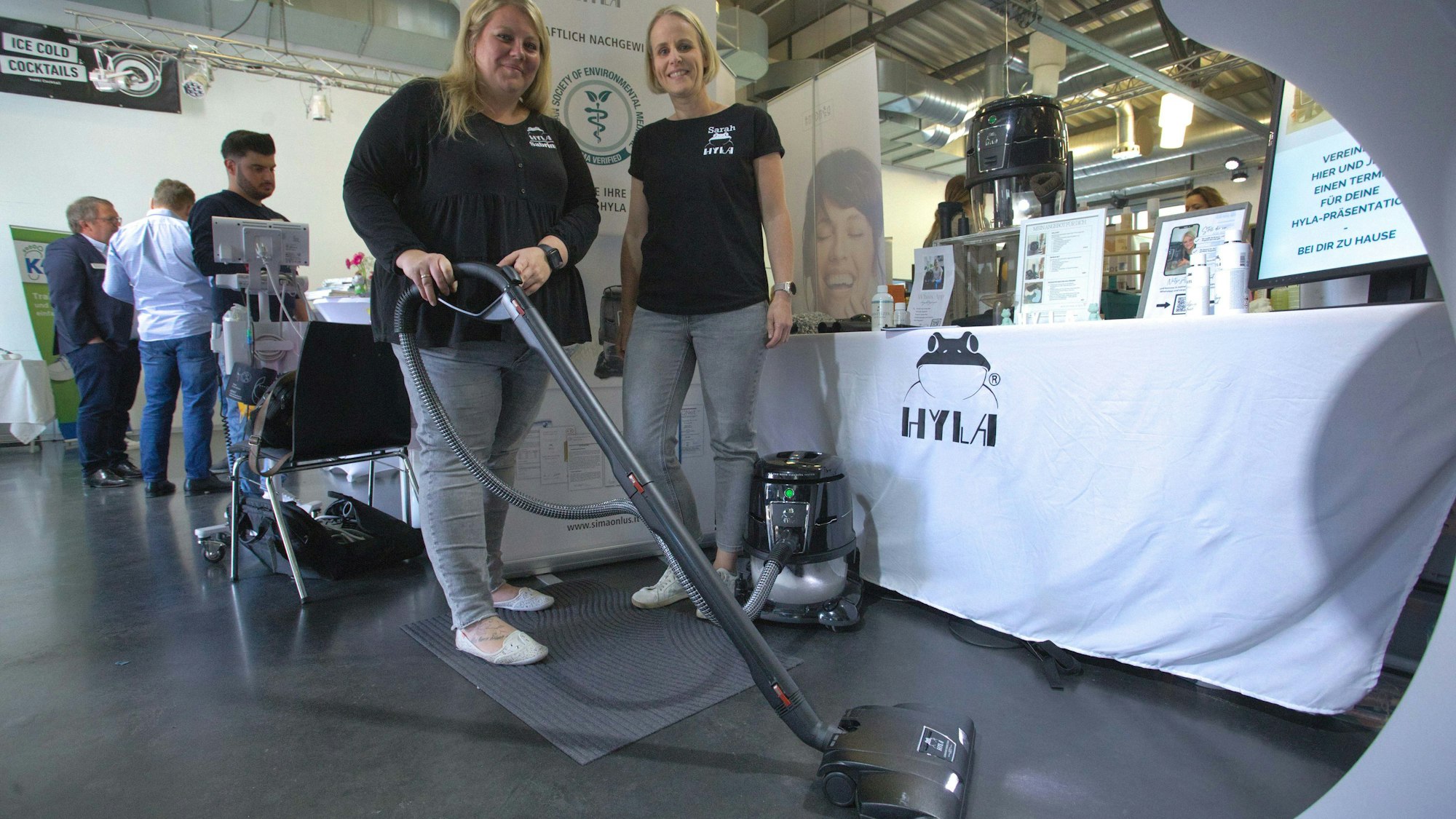 Im Kampf gegen Feinstaub, Milben und andere Allergene: Sabrina Buch (inks) und Sarah Bitter warben für ihren Staubsauger.