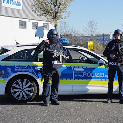 06.04.2025, Rheinland-Pfalz, Weitefeld: Polizei sperrt den Ortseingang von Weitefeld im Westerwald. Drei Menschen sind in Weitefeld im Westerwald tot aufgefunden worden. Foto: Thomas Frey/dpa +++ dpa-Bildfunk +++
