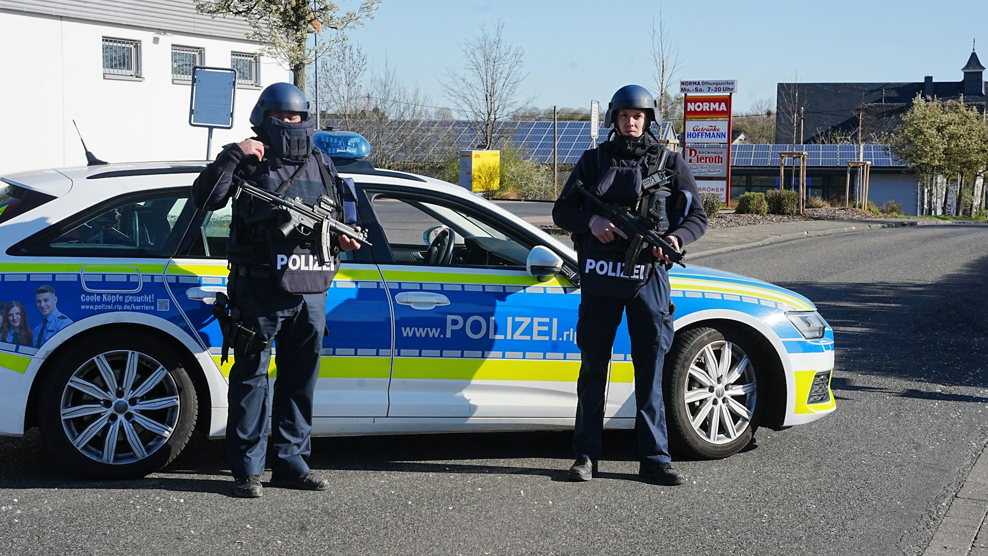 06.04.2025, Rheinland-Pfalz, Weitefeld: Polizei sperrt den Ortseingang von Weitefeld im Westerwald. Drei Menschen sind in Weitefeld im Westerwald tot aufgefunden worden. Foto: Thomas Frey/dpa +++ dpa-Bildfunk +++