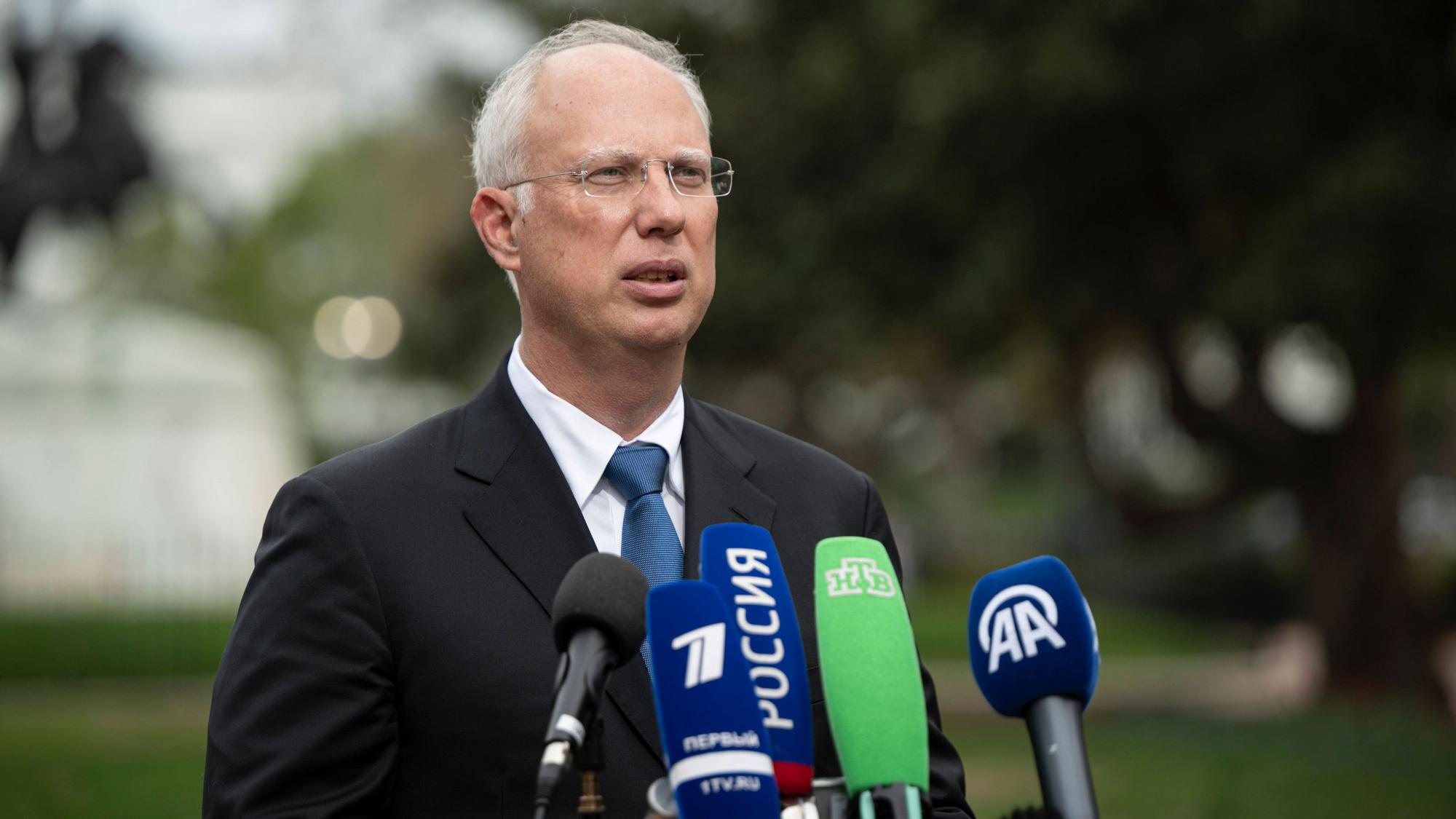 Kirill Dmitrijew bei einem Pressestatement unweit des Weißen Hauses in Washington. (Archivbild)