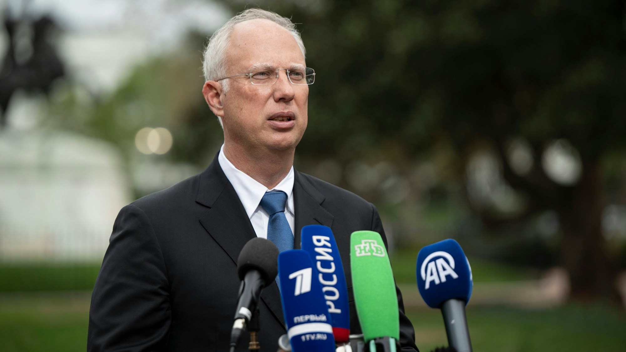 Kirill Dmitrijew bei einem Pressestatement unweit des Weißen Hauses in Washington. (Archivbild)