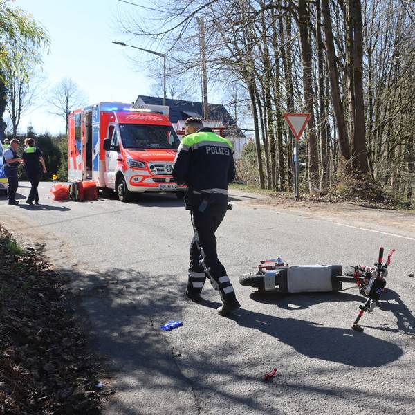 Aus ungeklärter Ursache verlor der Fahrer bei Reichshof-Windfus die Kontrolle über seinen Elektroroller.