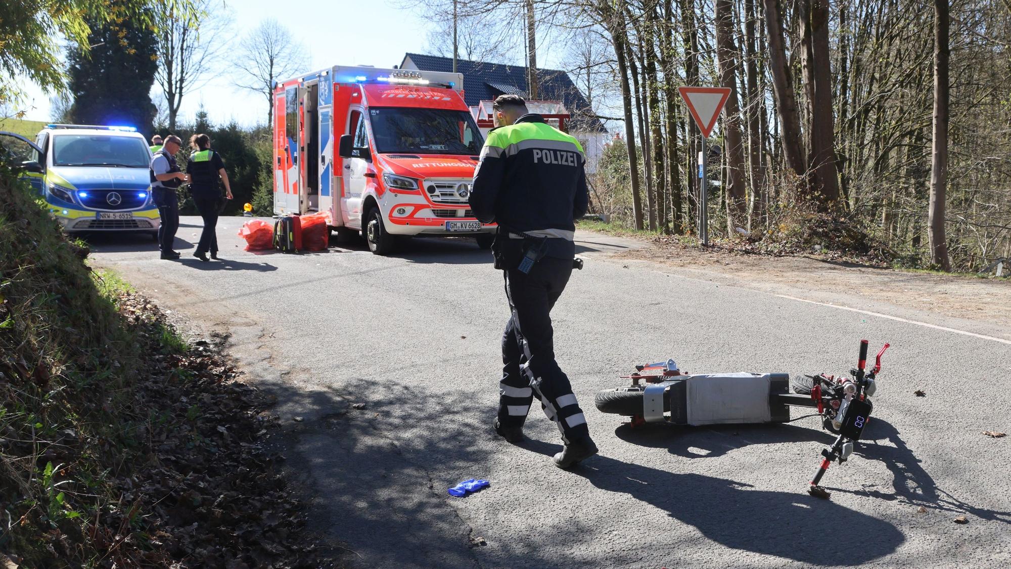 Aus ungeklärter Ursache verlor der Fahrer bei Reichshof-Windfus die Kontrolle über seinen Elektroroller.