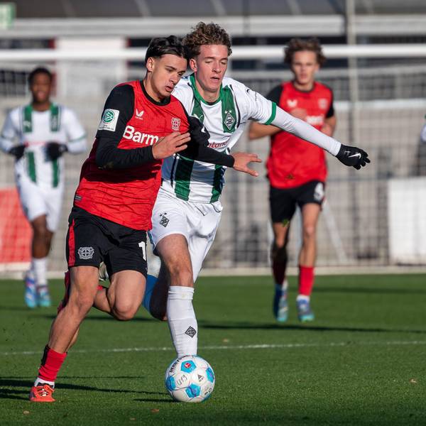 01.12.2024, Fussball: U19 DFB-Nachwuchsliga, Gruppe F, Spieltag 13, Saison 2024/2025, Vorrunde, Bayer 04 Leverkusen - Borussia Moenchengladbach im Ulrich-Haberland-Stadion in Leverkusen. Zweikampf zwischen Kerim Sam Alajbegovic Bayer 04 Leverkusen, 10 und Len Woersdoerfer Borussia Moenchengladbach, 17. Foto: Kirchner-Media/TH *** 01 12 2024, Football U19 DFB Youth League, Group F, Matchday 13, Season 2024 2025, Preliminary round, Bayer 04 Leverkusen Borussia Moenchengladbach at Ulrich Haberland Stadium in Leverkusen duel between Kerim Sam Alajbegovic Bayer 04 Leverkusen, 10 and Len Woersdoerfer Borussia Moenchengladbach, 17 Photo Kirchner Media TH Copyright: xKirchner-Media/THx