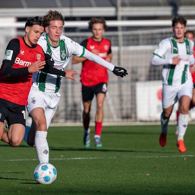01.12.2024, Fussball: U19 DFB-Nachwuchsliga, Gruppe F, Spieltag 13, Saison 2024/2025, Vorrunde, Bayer 04 Leverkusen - Borussia Moenchengladbach im Ulrich-Haberland-Stadion in Leverkusen. Zweikampf zwischen Kerim Sam Alajbegovic Bayer 04 Leverkusen, 10 und Len Woersdoerfer Borussia Moenchengladbach, 17. Foto: Kirchner-Media/TH *** 01 12 2024, Football U19 DFB Youth League, Group F, Matchday 13, Season 2024 2025, Preliminary round, Bayer 04 Leverkusen Borussia Moenchengladbach at Ulrich Haberland Stadium in Leverkusen duel between Kerim Sam Alajbegovic Bayer 04 Leverkusen, 10 and Len Woersdoerfer Borussia Moenchengladbach, 17 Photo Kirchner Media TH Copyright: xKirchner-Media/THx