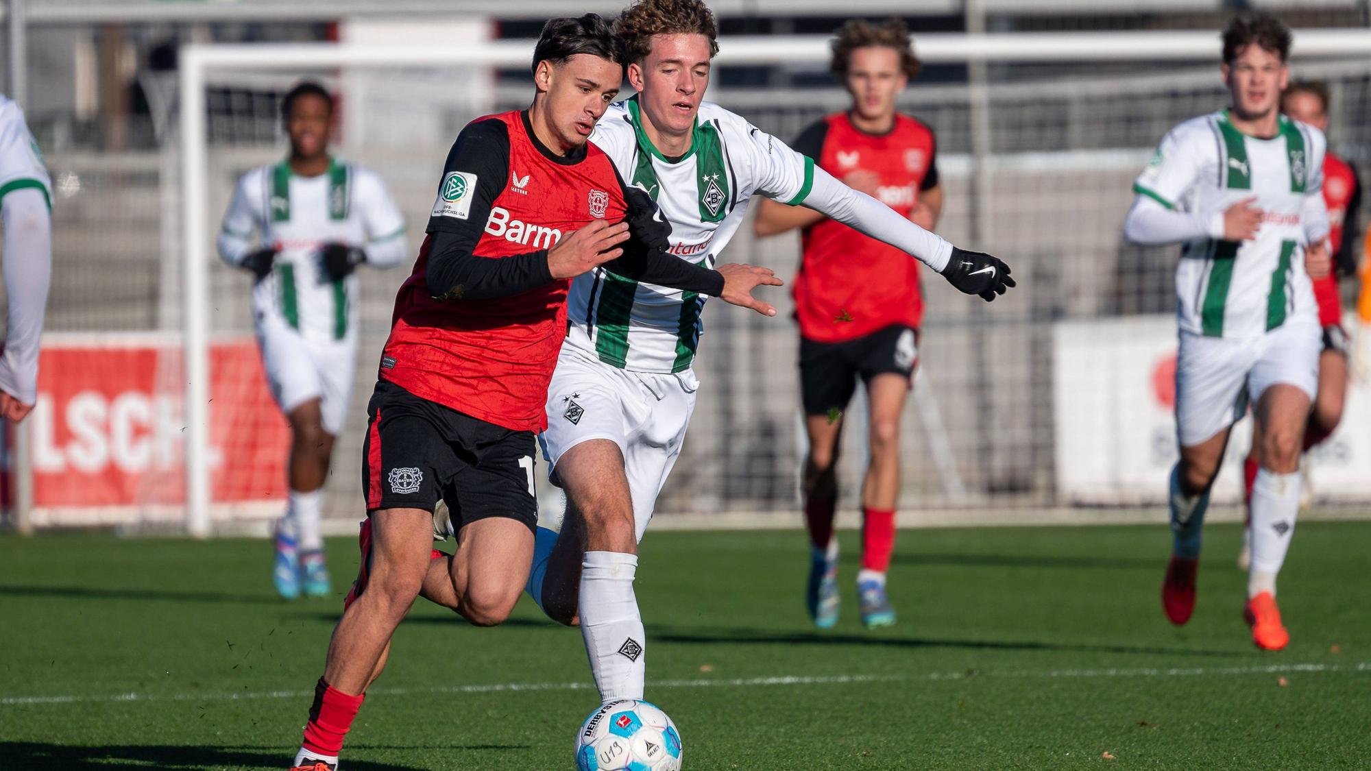 01.12.2024, Fussball: U19 DFB-Nachwuchsliga, Gruppe F, Spieltag 13, Saison 2024/2025, Vorrunde, Bayer 04 Leverkusen - Borussia Moenchengladbach im Ulrich-Haberland-Stadion in Leverkusen. Zweikampf zwischen Kerim Sam Alajbegovic Bayer 04 Leverkusen, 10 und Len Woersdoerfer Borussia Moenchengladbach, 17. Foto: Kirchner-Media/TH *** 01 12 2024, Football U19 DFB Youth League, Group F, Matchday 13, Season 2024 2025, Preliminary round, Bayer 04 Leverkusen Borussia Moenchengladbach at Ulrich Haberland Stadium in Leverkusen duel between Kerim Sam Alajbegovic Bayer 04 Leverkusen, 10 and Len Woersdoerfer Borussia Moenchengladbach, 17 Photo Kirchner Media TH Copyright: xKirchner-Media/THx