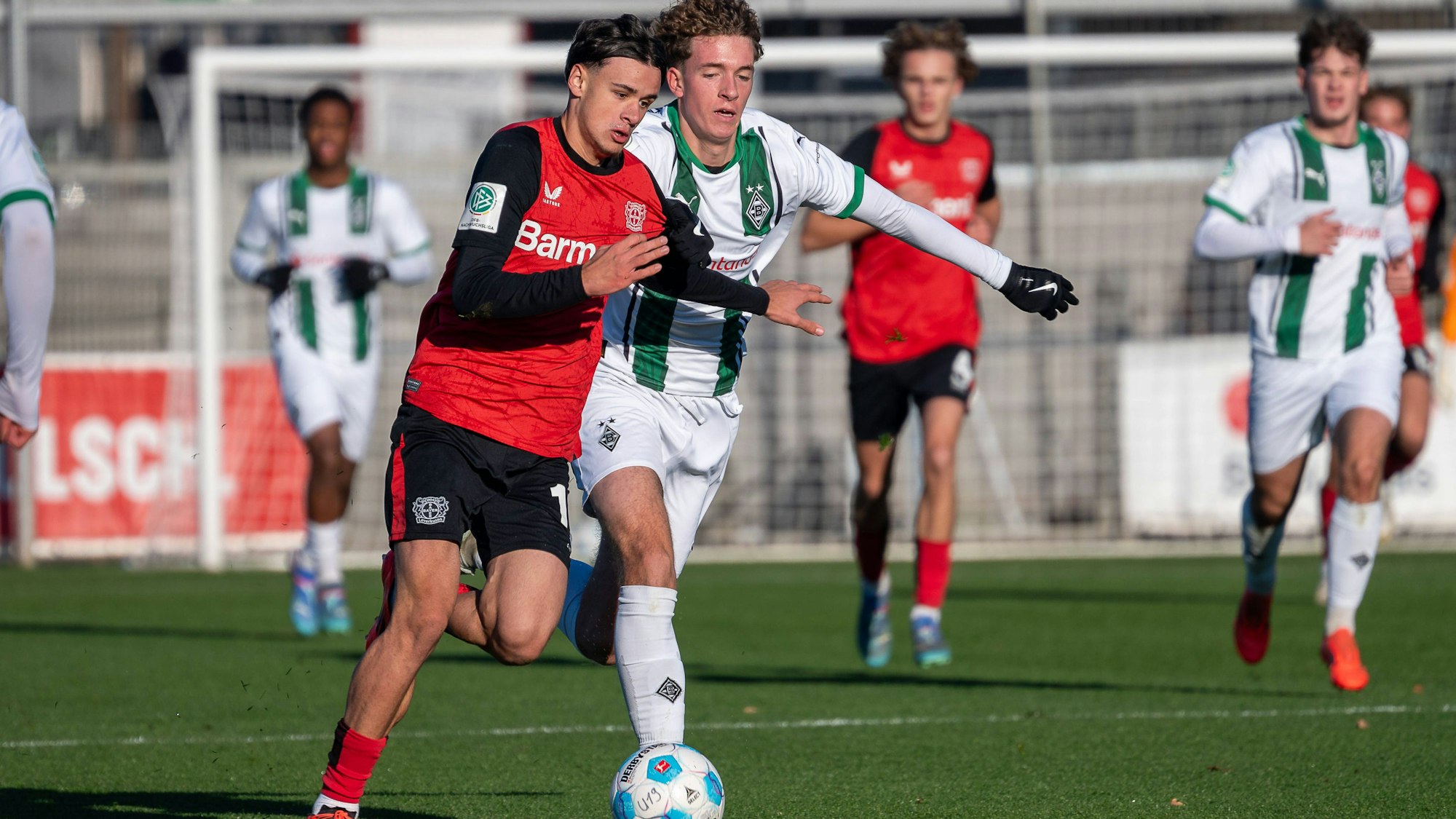 01.12.2024, Fussball: U19 DFB-Nachwuchsliga, Gruppe F, Spieltag 13, Saison 2024/2025, Vorrunde, Bayer 04 Leverkusen - Borussia Moenchengladbach im Ulrich-Haberland-Stadion in Leverkusen. Zweikampf zwischen Kerim Sam Alajbegovic Bayer 04 Leverkusen, 10 und Len Woersdoerfer Borussia Moenchengladbach, 17. Foto: Kirchner-Media/TH *** 01 12 2024, Football U19 DFB Youth League, Group F, Matchday 13, Season 2024 2025, Preliminary round, Bayer 04 Leverkusen Borussia Moenchengladbach at Ulrich Haberland Stadium in Leverkusen duel between Kerim Sam Alajbegovic Bayer 04 Leverkusen, 10 and Len Woersdoerfer Borussia Moenchengladbach, 17 Photo Kirchner Media TH Copyright: xKirchner-Media/THx