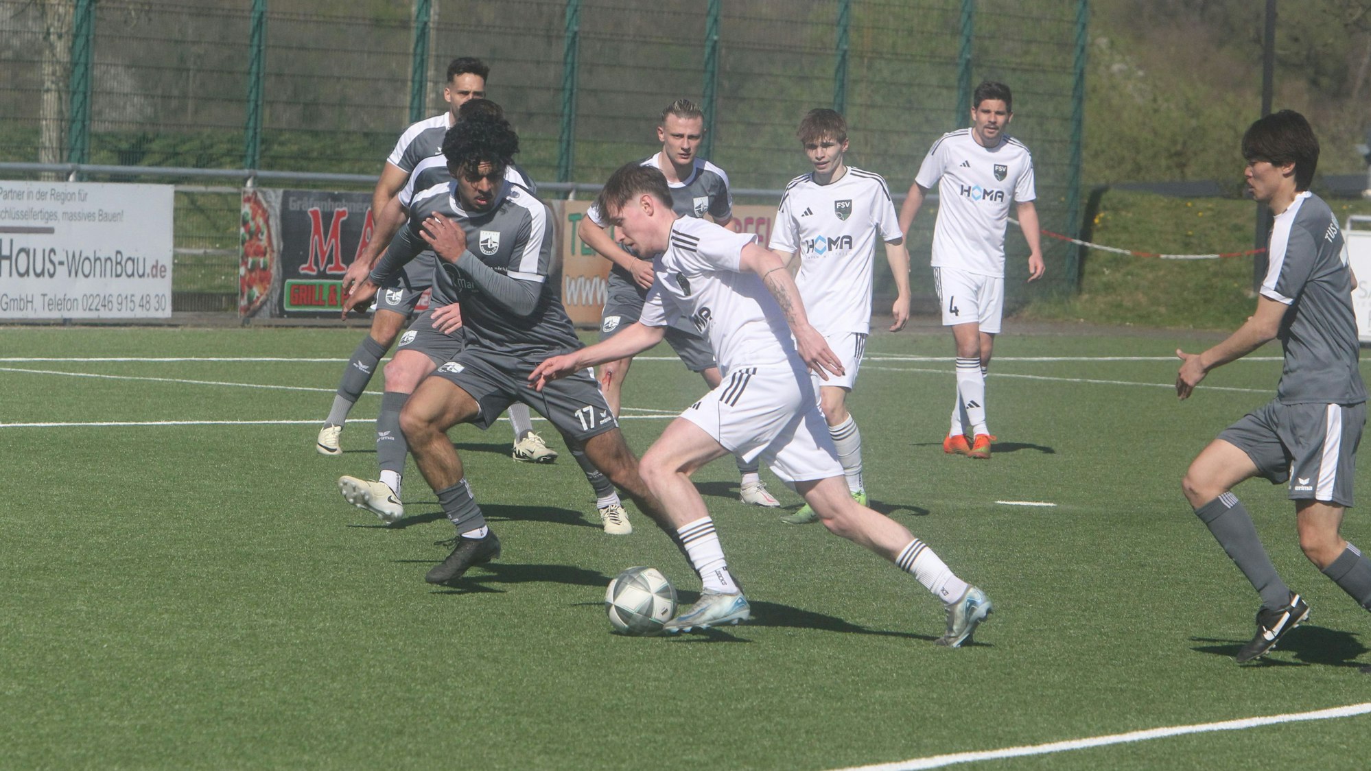 Nils Stephan (vorne), hier im Duell mit Ali Mortazawi, vom FSV Neunkirchen-Seelscheid entführen bei ihrer Rückkehr nach Oberpleis einen Punkt.