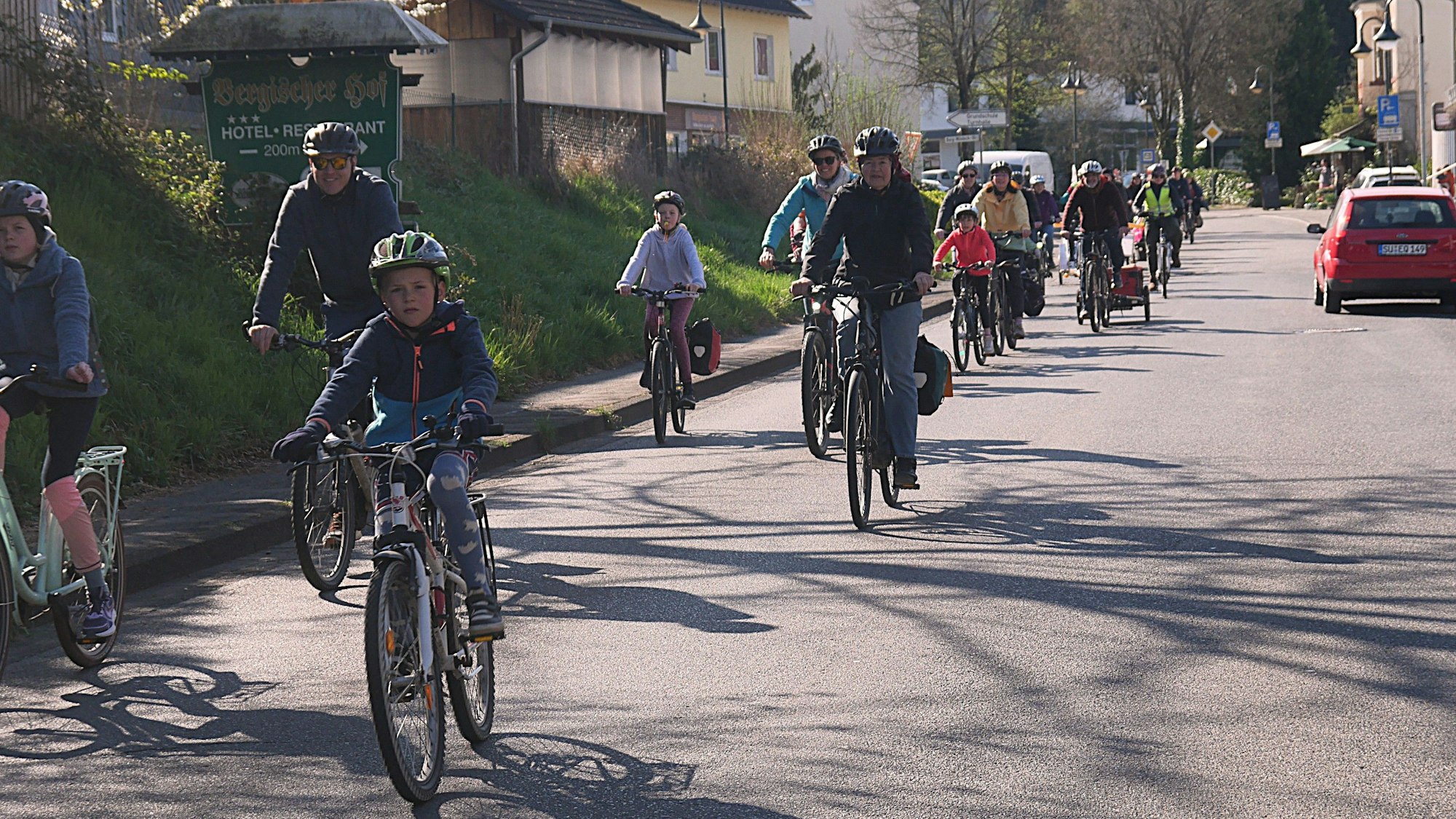 Auf der L333 rollte die Demo der Radlerinnen und Radler auch durch Schladern.