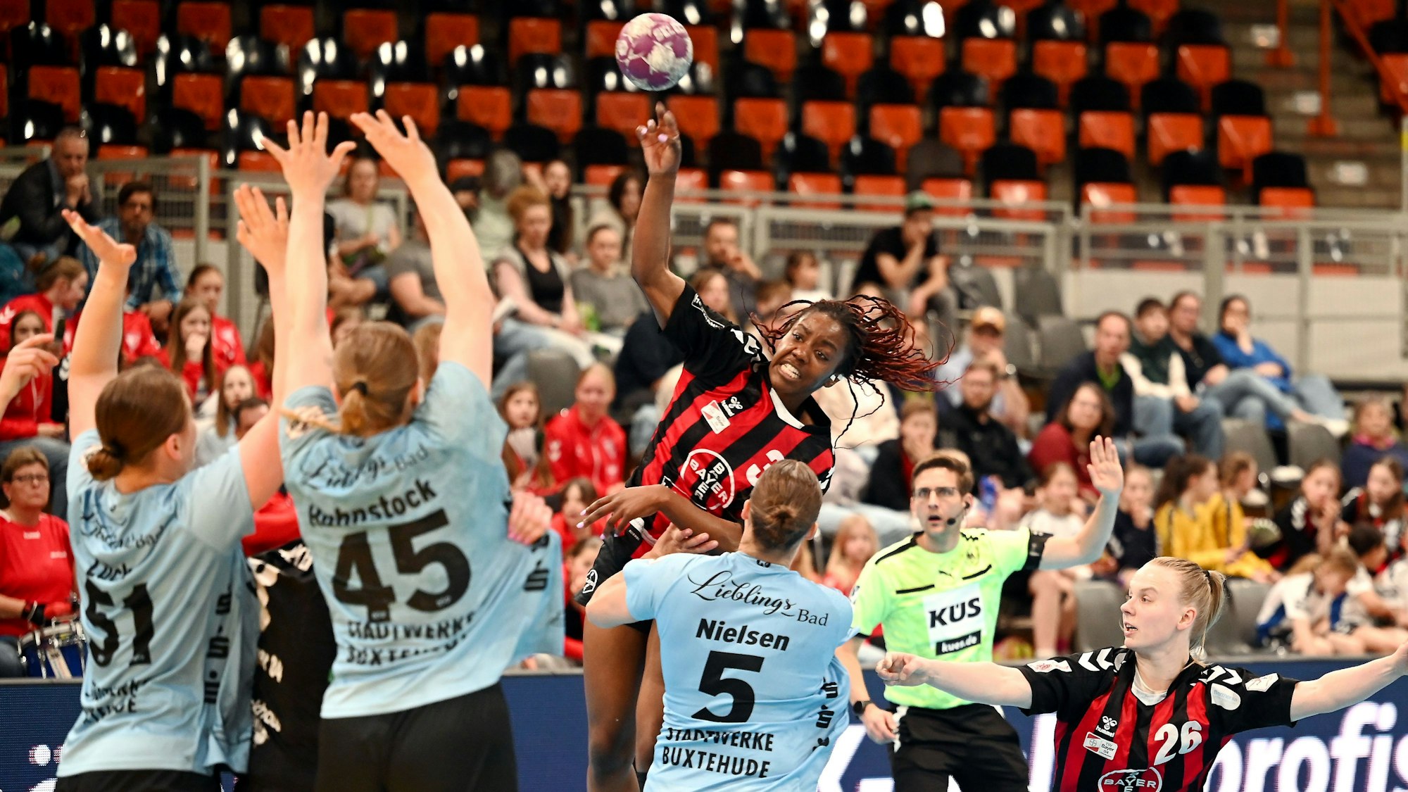 05.04.2025, Handball-Bayer 04 Leverkusen-Buxtehude
Wurf von Jennifer Souza (hinten Bayer)
rechts: Loreen Veit (Bayer)
Foto: Uli Herhaus