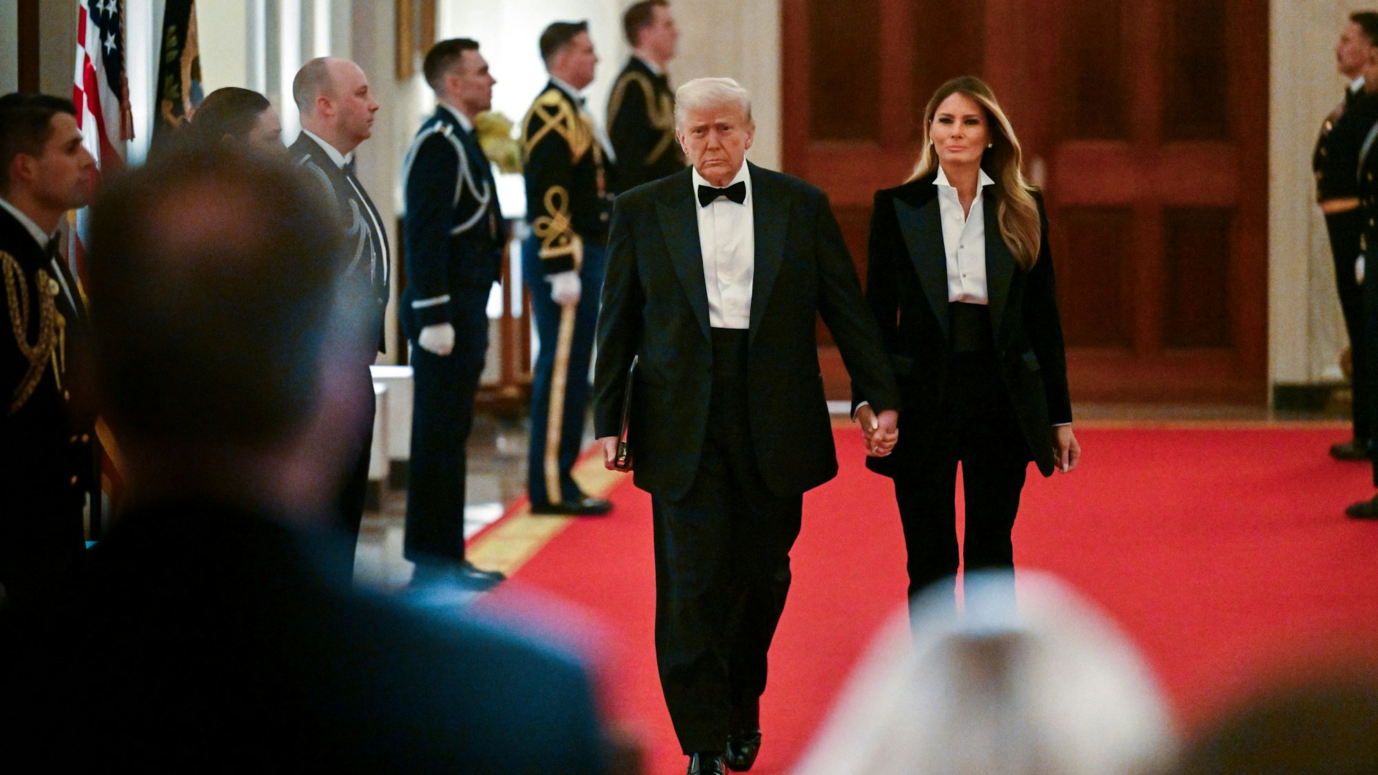ARCHIV - 22.02.2025, USA, Washington: US-Präsident Donald Trump und First Lady Melania Trump kommen zum Abendessen und Empfang der National Governors Association im East Room des Weißen Hauses. (zu dpa: «Die neue Melania Trump») Foto: Uncredited/Pool/dpa +++ dpa-Bildfunk +++