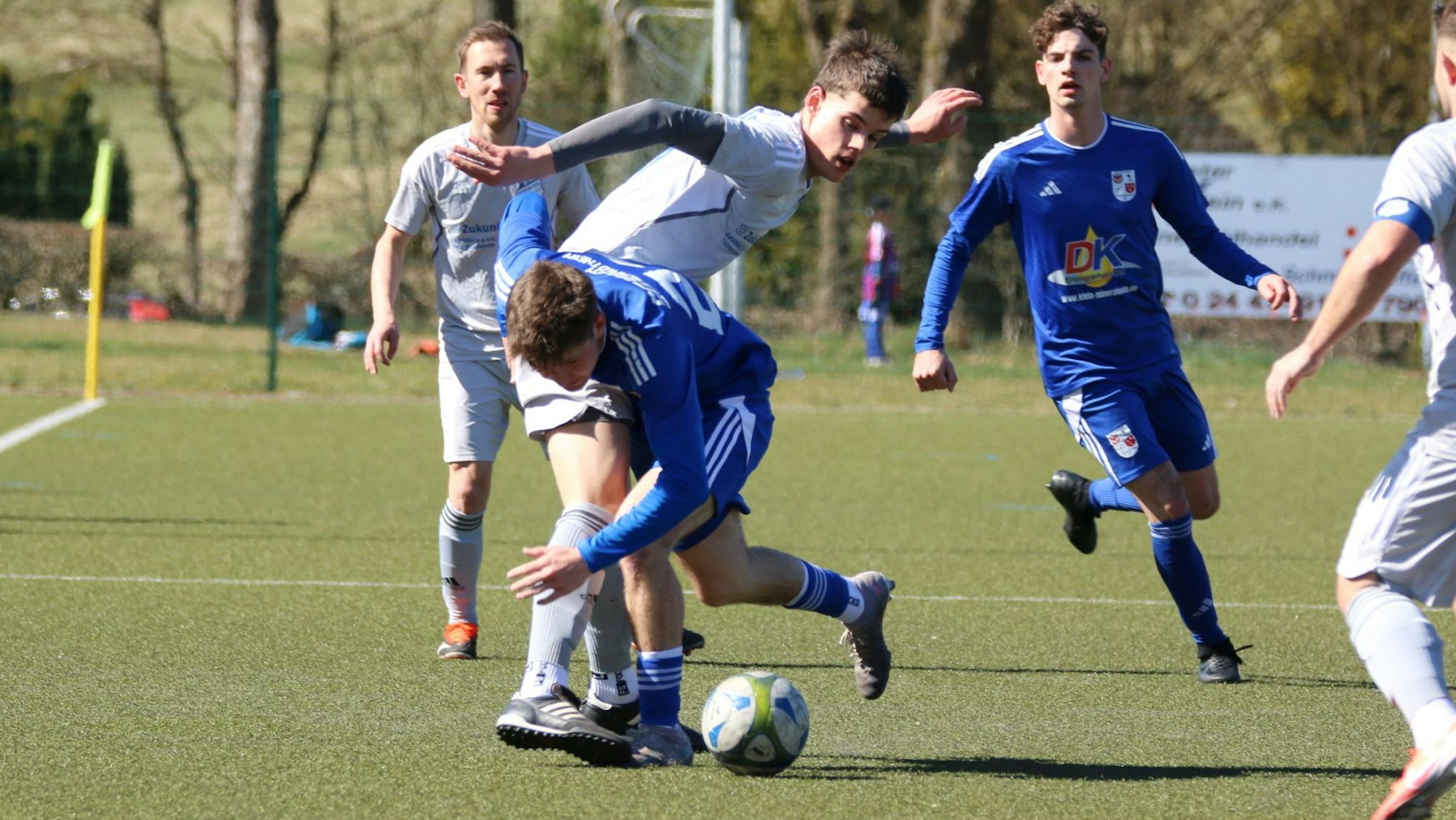 Ein Dahlemer Spieler prallt mit einem Gegenspieler zusammen.