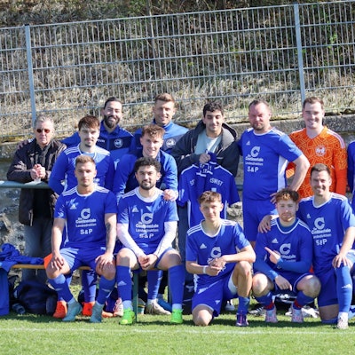 Gruppenbild des SSV Weilerswist. Unter den Spielern steht auch Patrick Hinsch, der zwei Wochen zuvor schwer verletzt worden war. Hinsch trägt das Trikot mit der Nummer 11 in der Hand