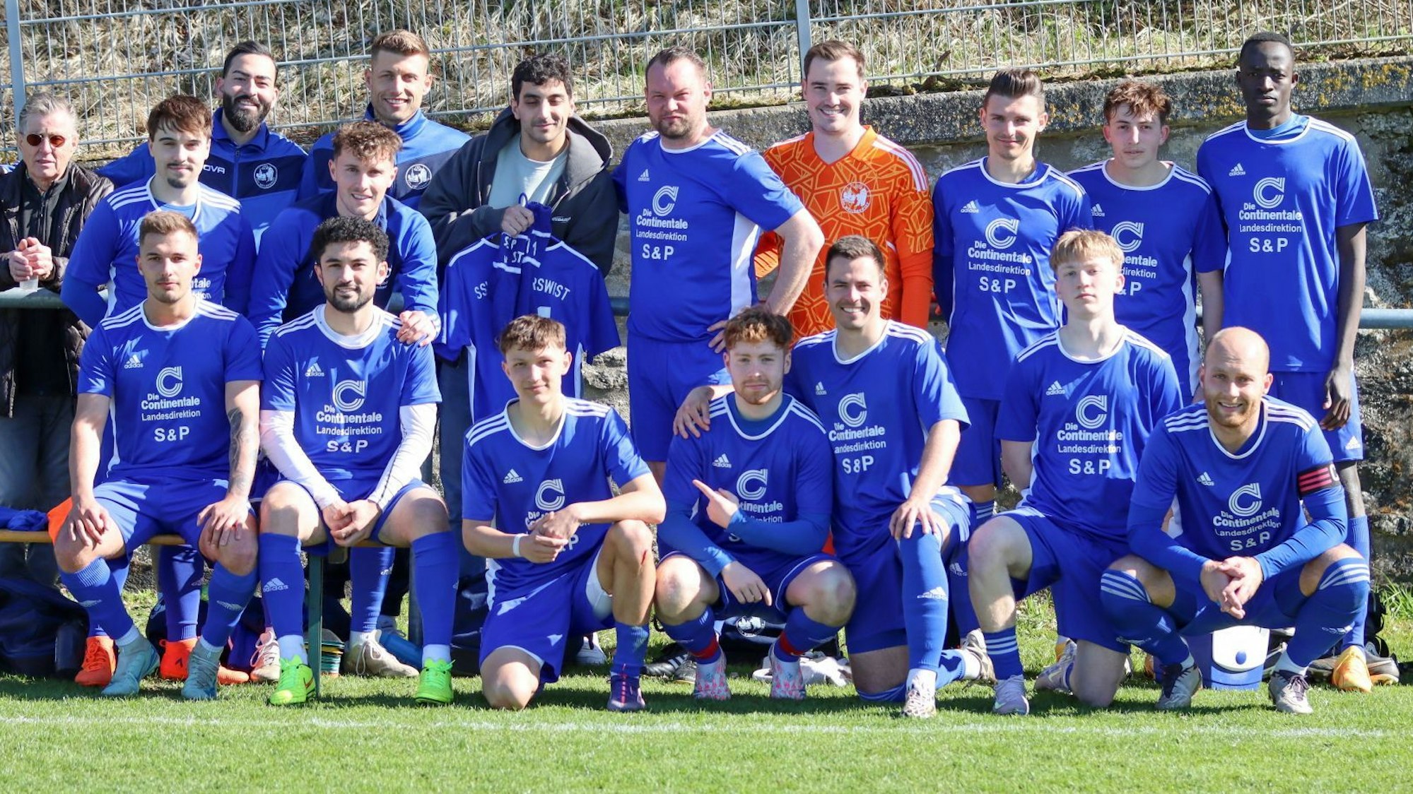 Gruppenbild des SSV Weilerswist. Unter den Spielern steht auch Patrick Hinsch, der zwei Wochen zuvor schwer verletzt worden war. Hinsch trägt das Trikot mit der Nummer 11 in der Hand
