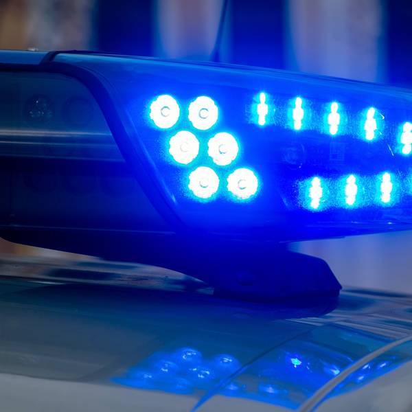 Ein Blaulicht der Polizei leuchtet auf. (Symbolbild)