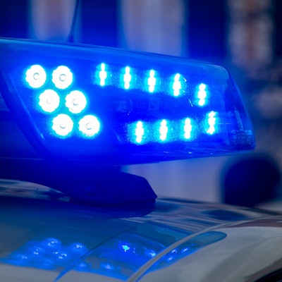 Ein Blaulicht der Polizei leuchtet auf. (Symbolbild)