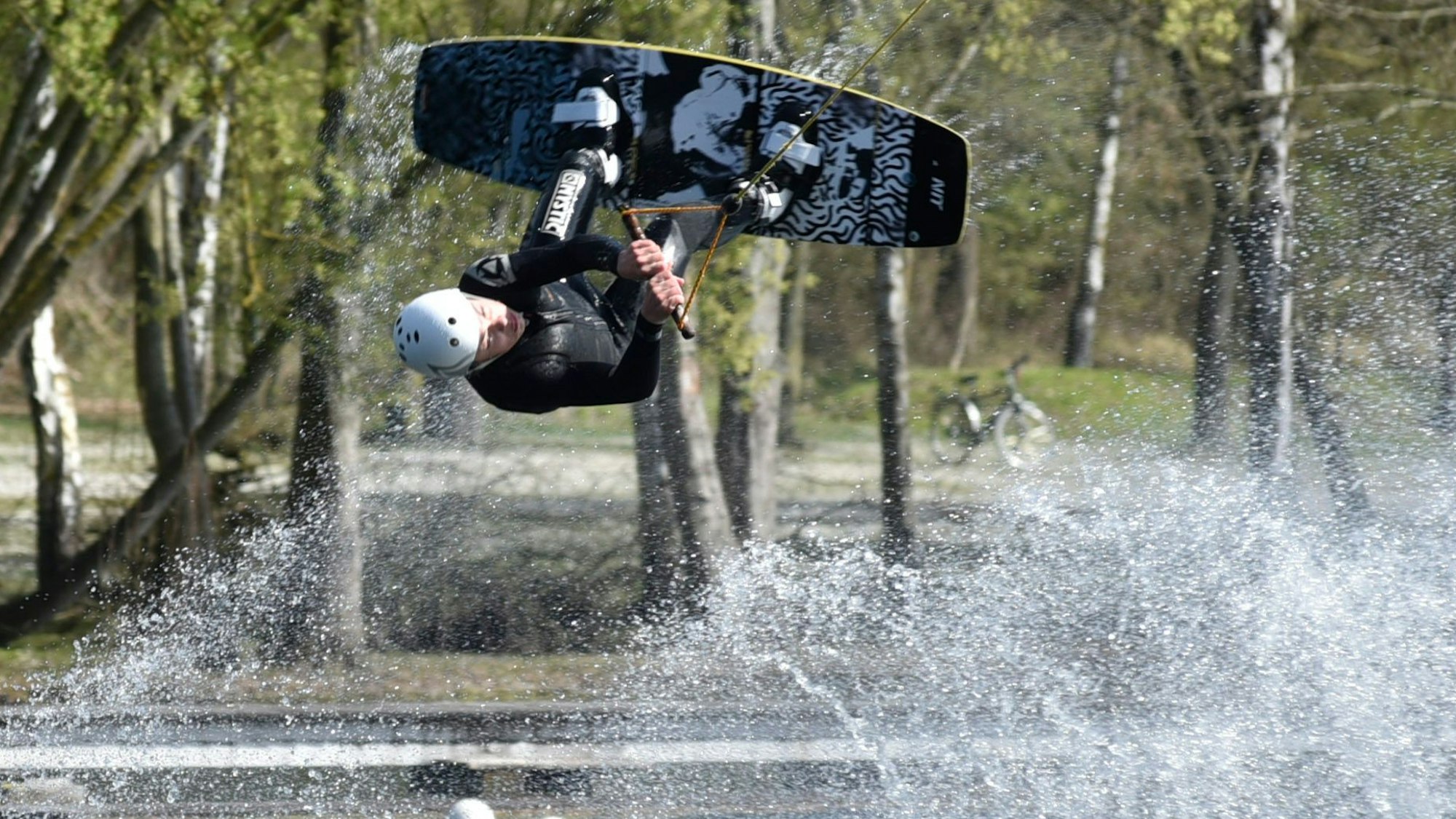 Zu sehen ist ein Wakeboarder beim Sprung.