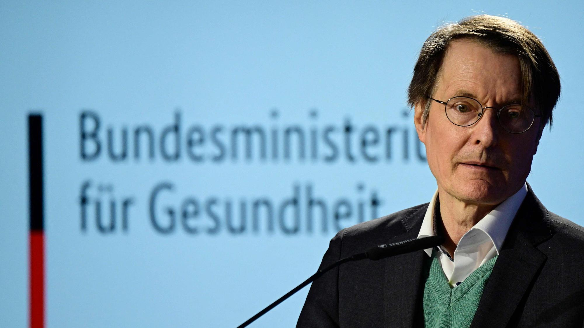 Bundesgesundheitsminister Karl Lauterbach spricht während der Global Health in Transition German 2025 der World Health Organization (WHO).