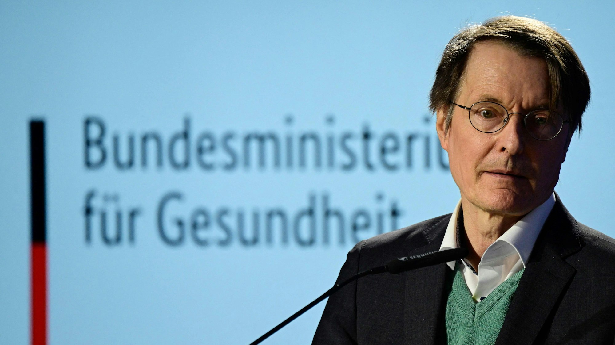 Bundesgesundheitsminister Karl Lauterbach spricht während der Global Health in Transition German 2025 der World Health Organization (WHO).