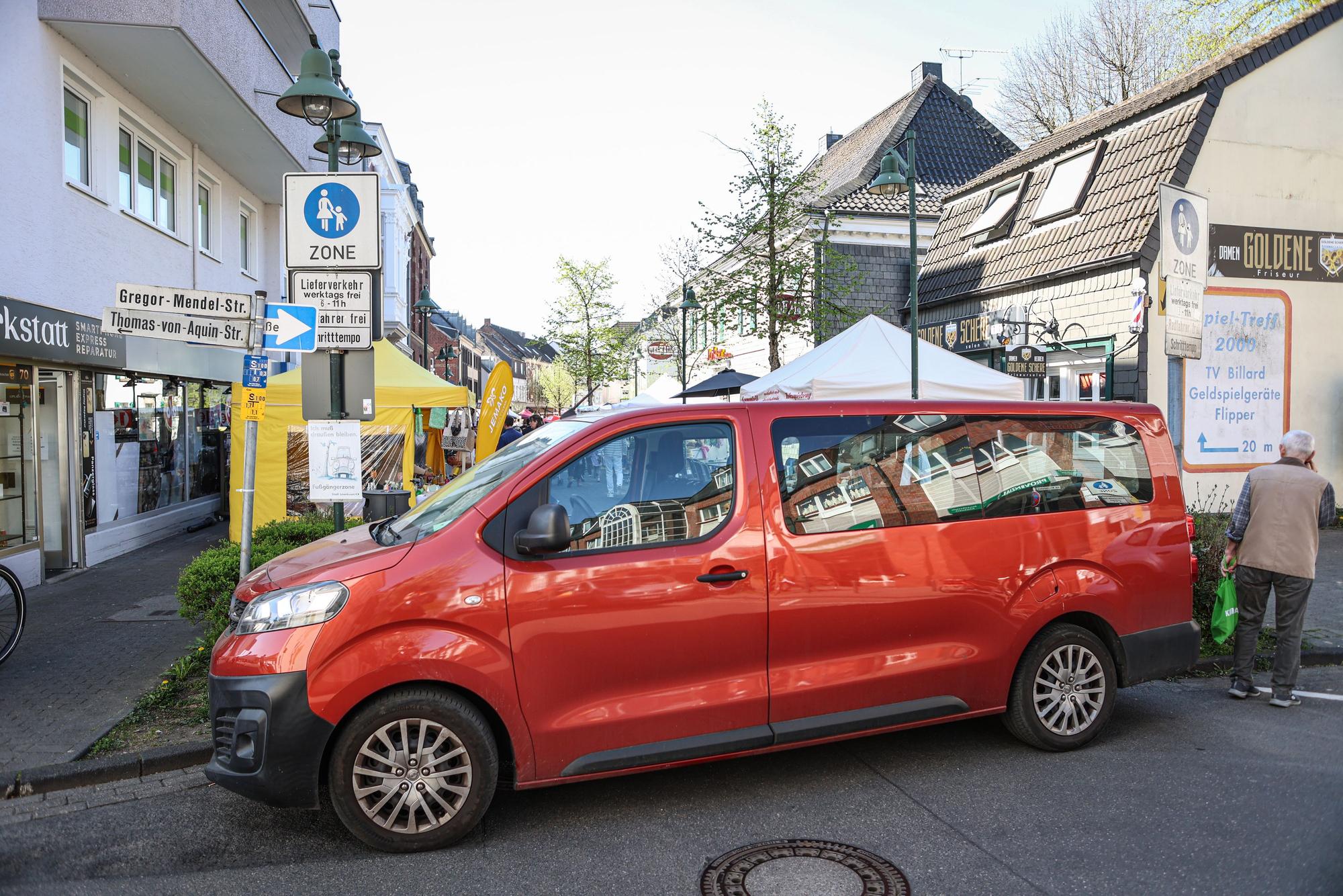 Ein Auto wurde vor Schutz eines Anschlages vor die Einfahrt der Fußgängerzone gestellt.