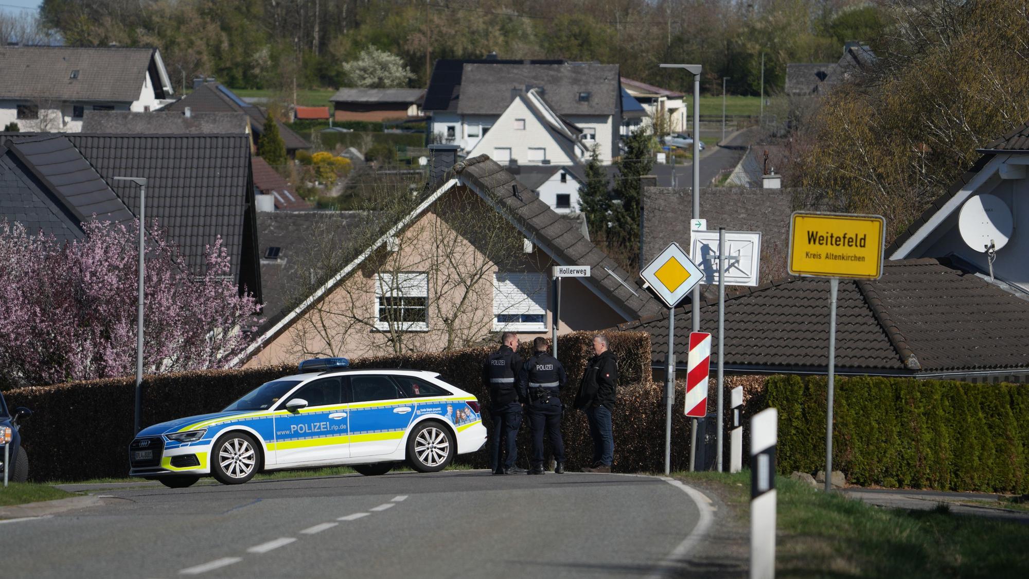06.04.2025, Rheinland-Pfalz, Weitefeld: Polizei sperrt den Ortseingang von Weitefeld im Westerwald. Drei Menschen sind in Weitefeld im Westerwald tot aufgefunden worden. Foto: Thomas Frey/dpa +++ dpa-Bildfunk +++
