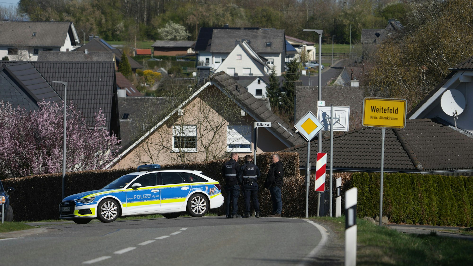06.04.2025, Rheinland-Pfalz, Weitefeld: Polizei sperrt den Ortseingang von Weitefeld im Westerwald. Drei Menschen sind in Weitefeld im Westerwald tot aufgefunden worden. Foto: Thomas Frey/dpa +++ dpa-Bildfunk +++