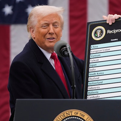 ARCHIV - 02.04.2025, USA, Washington: US-Präsident Donald Trump spricht während einer Veranstaltung zur Ankündigung neuer Zölle im Rosengarten des Weißen Hauses. Trump setzt seine aggressive Handelspolitik fort und bringt ein neues weitreichendes Zollpaket auf den Weg. Trump zeigt, welche Länder genau welche Zölle zahlen sollen. (zu dpa: «USA: Keine Zölle gegen Russland wegen Ukraine-Verhandlungen») Foto: Mark Schiefelbein/AP/dpa +++ dpa-Bildfunk +++