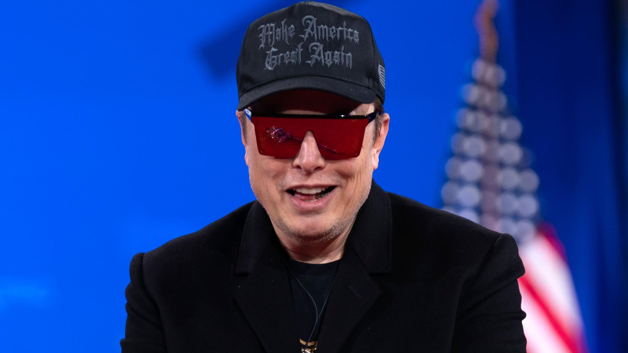 ARCHIV - 20.02.2025, USA, Oxon Hill: Elon Musk, Tech-Milliardär, spricht auf der Conservative Political Action Conference (CPAC) im Gaylord National Resort & Convention Center. Er hat sich auf der Konferenz der US-Konservativen für seine radikalen Stellenstreichungen im Regierungsapparat feiern lassen. (zu dpa: «Die Superreichen werden mehr und immer reicher») Foto: Jose Luis Magana/AP/dpa +++ dpa-Bildfunk +++