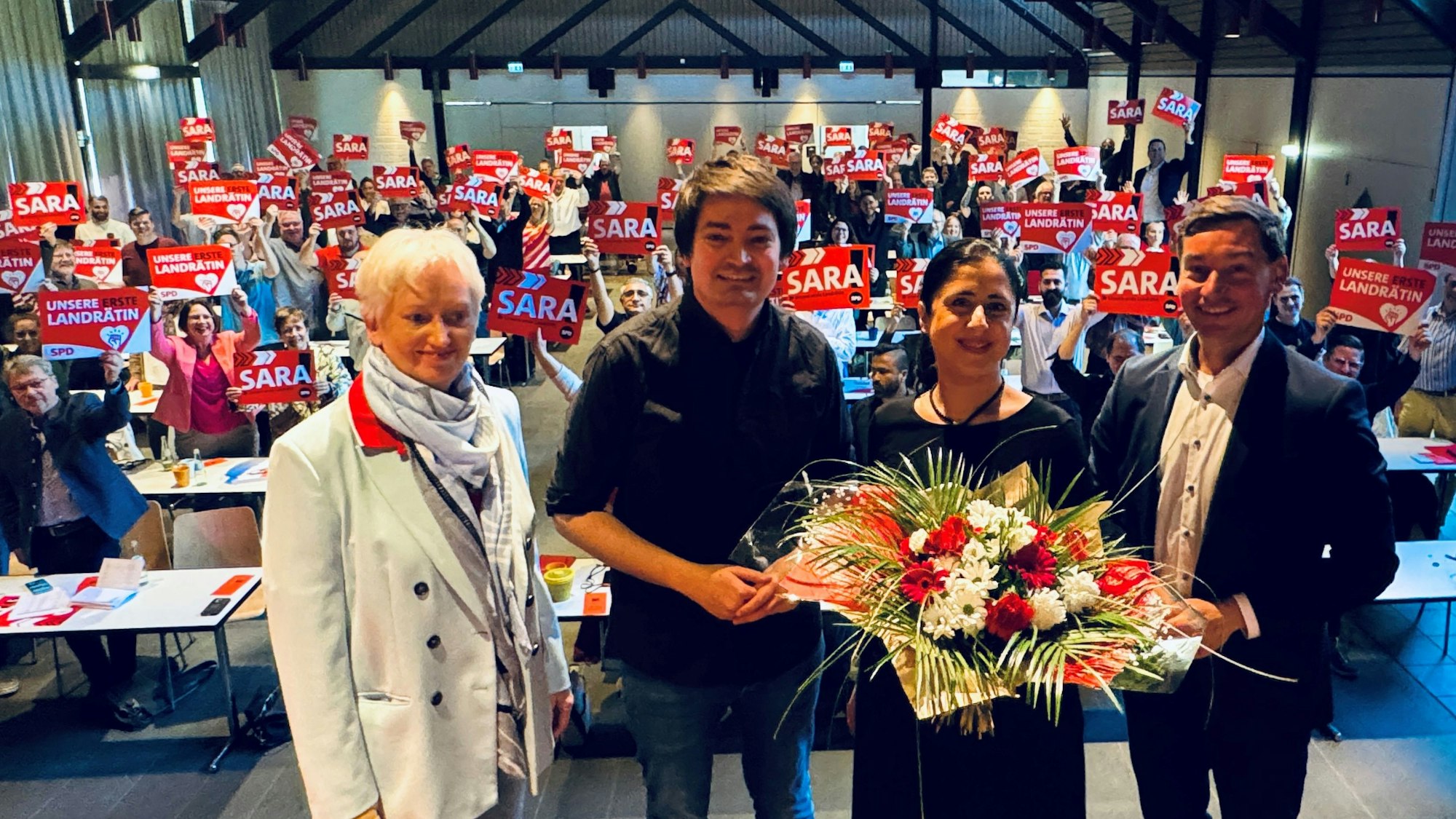 Breite Zustimmung für Sara Zorlu (Zweite von rechts), die 40-Jährige will Landrätin des Rhein-Sieg-Kreises werden.