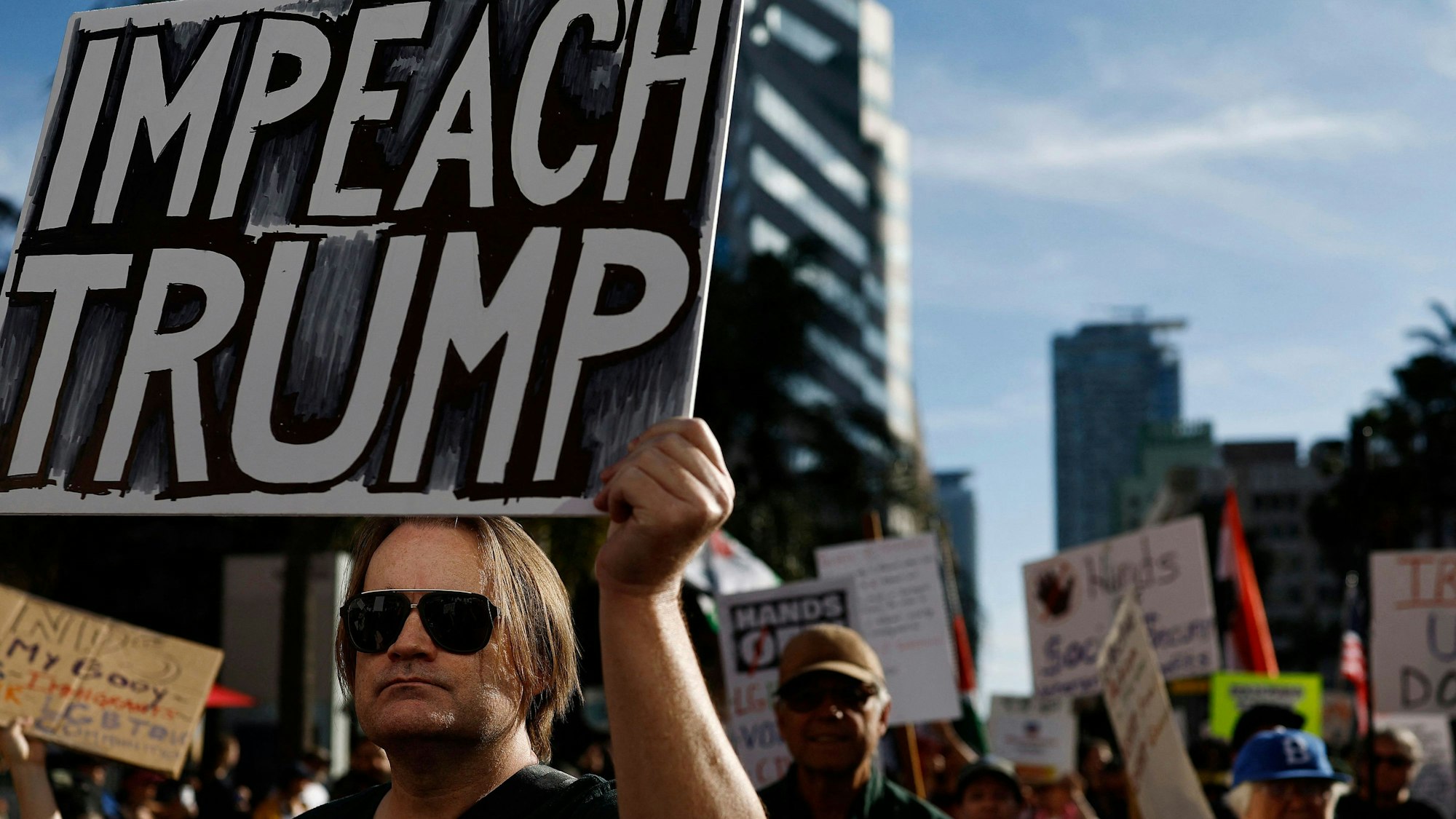 Ein Demonstrant in Los Angeles hält ein Schild mit der Aufschrift: „Amtsenthebung für Trump“. (Archivbild)