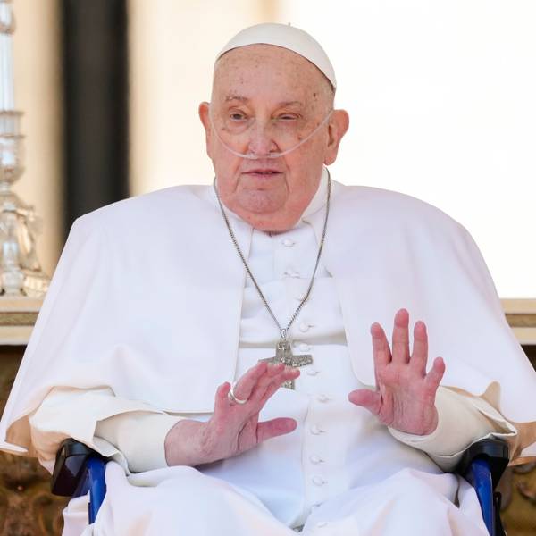 Papst Franziskus spricht am 06.04.2025 zu den Gläubigen am Ende einer Messe auf dem Petersplatz im Vatikan, die den Kranken gewidmet ist.