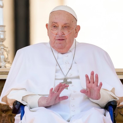 Papst Franziskus spricht am 06.04.2025 zu den Gläubigen am Ende einer Messe auf dem Petersplatz im Vatikan, die den Kranken gewidmet ist.