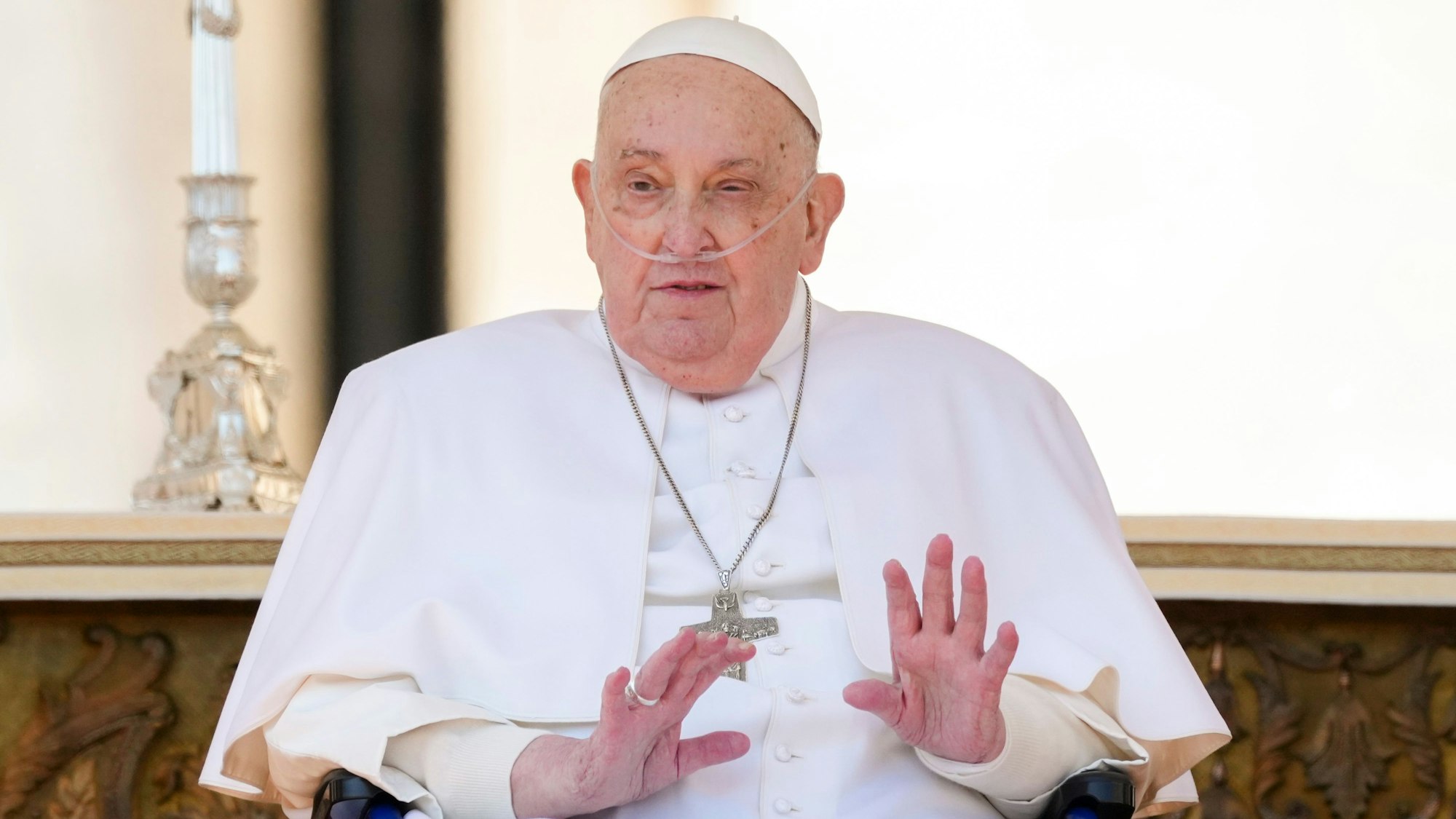 Papst Franziskus spricht am 06.04.2025 zu den Gläubigen am Ende einer Messe auf dem Petersplatz im Vatikan, die den Kranken gewidmet ist.