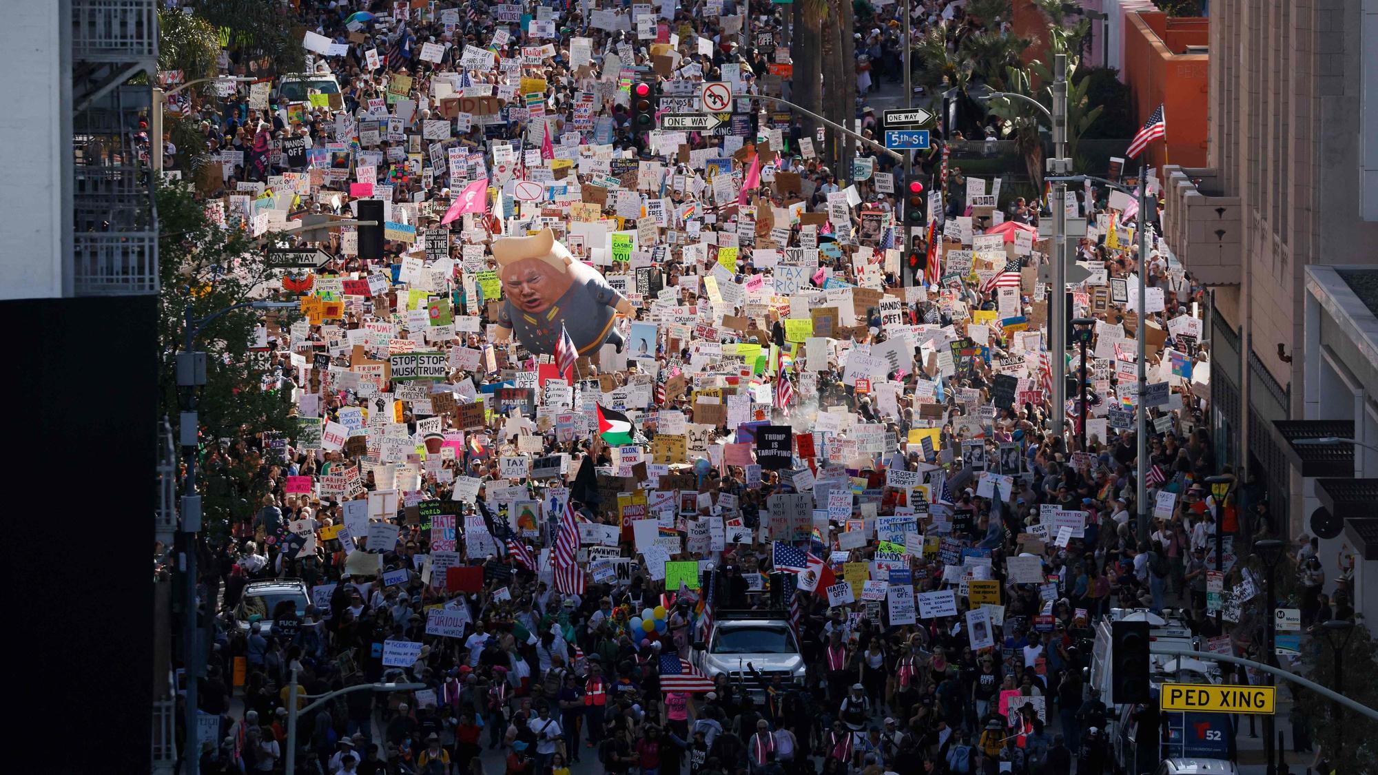 Tausende gingen am Wochenende gegen Donald Trump in den USA auf die Straße.