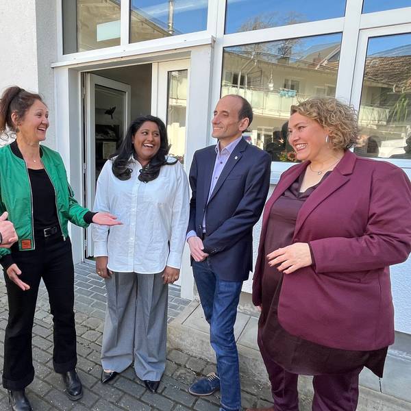 Fünf Menschen lachen