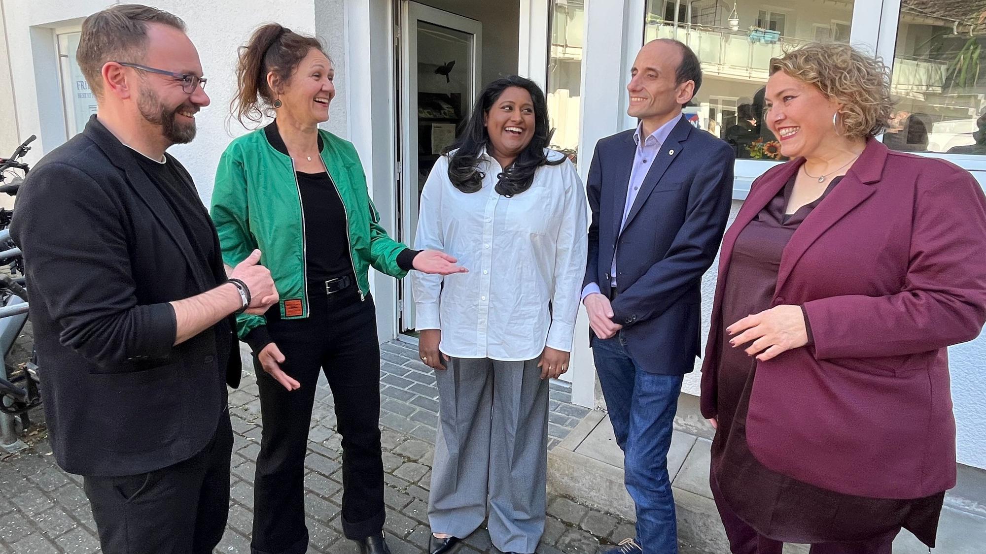 Fünf Menschen lachen