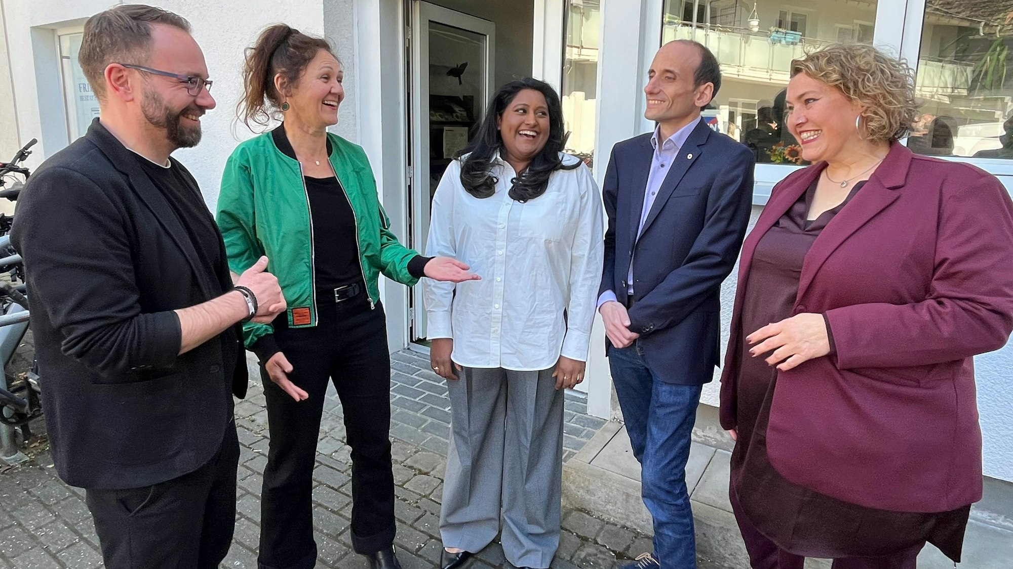 Fünf Menschen lachen