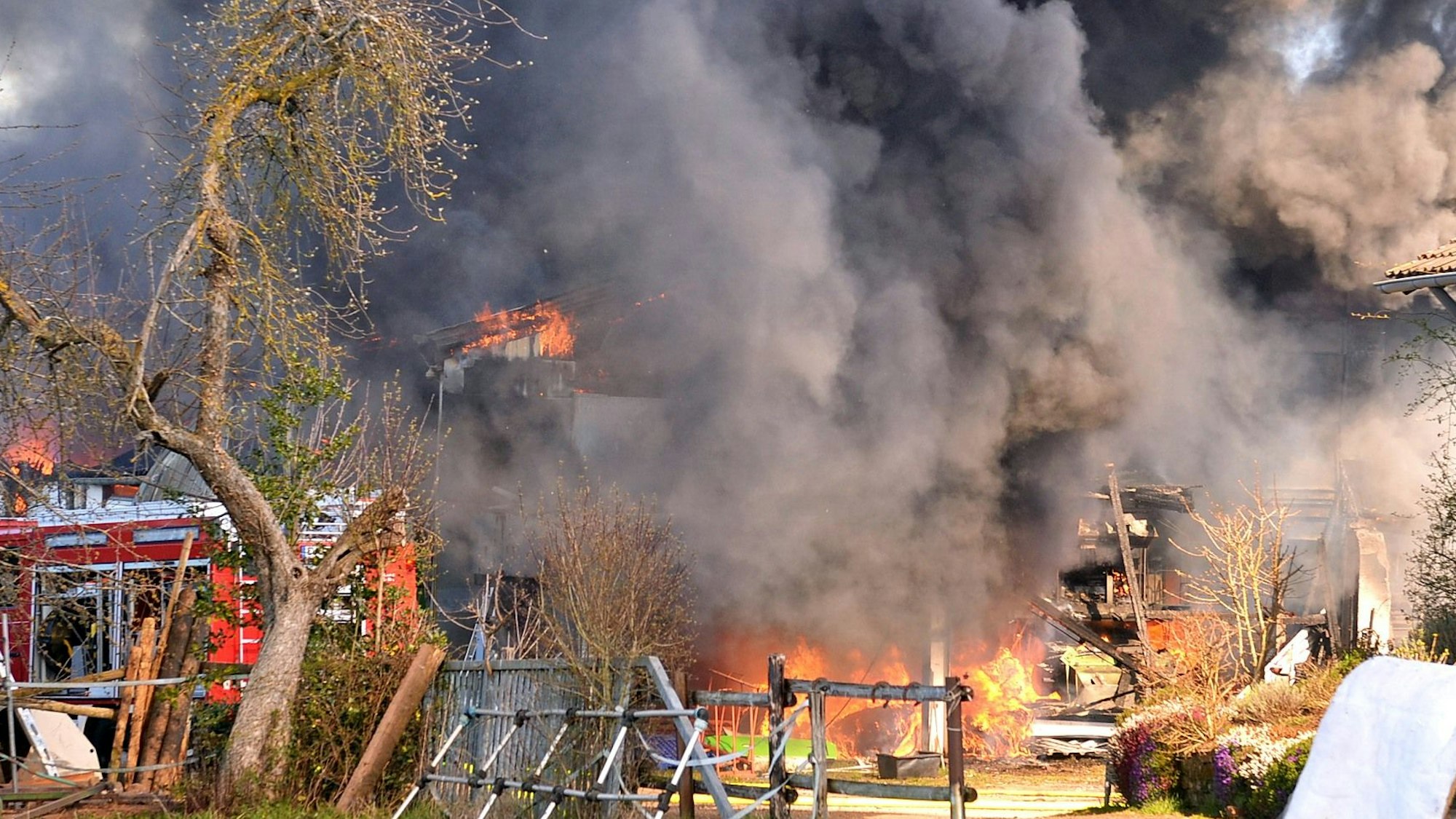 Ein landwirtschaftliches Anwesen in Scheven steht im Vollbrand, es hat sich eine dichte, schwarze Rauchsäule gebildet.